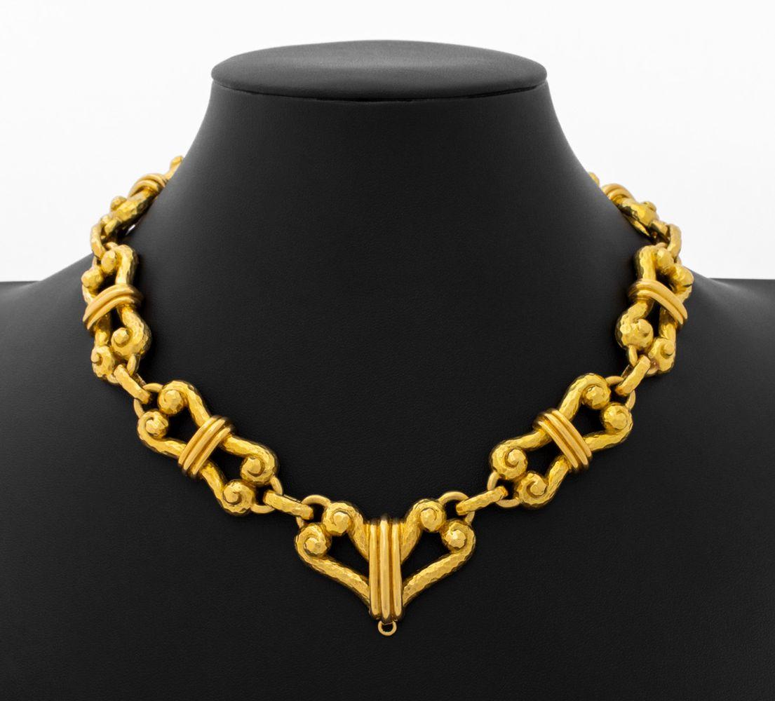 Collier à maillons infinis en or jaune 18K de David Webb, composé de maillons en or martelé et brillamment poli, le maillon central étant doté d'un anneau caché à charnière pour la suspension du pendentif, relié par un fermoir à crochet et à œil