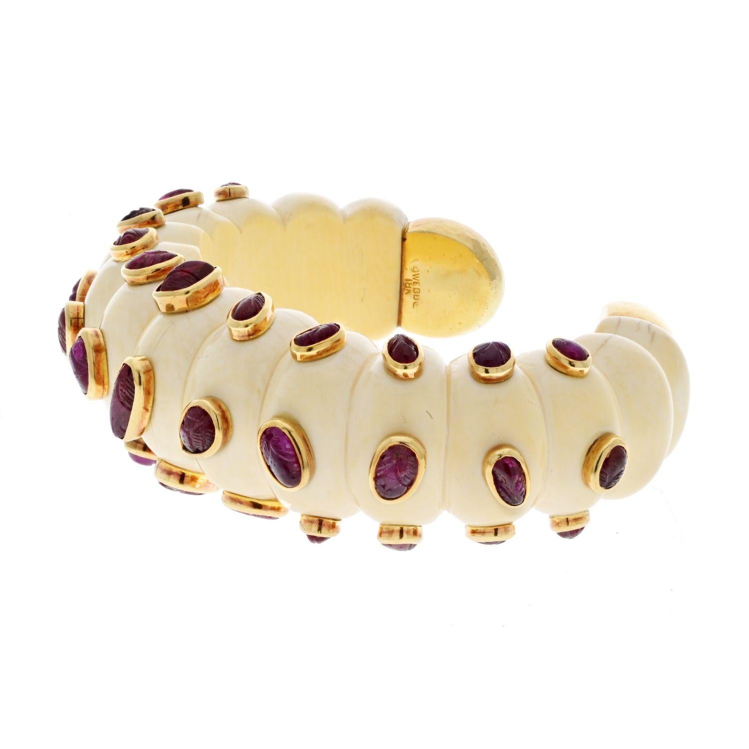 Taille cabochon David Webb Bracelet manchette en or jaune 18 carats, ivoire et rubis sculpté, années 1960 en vente
