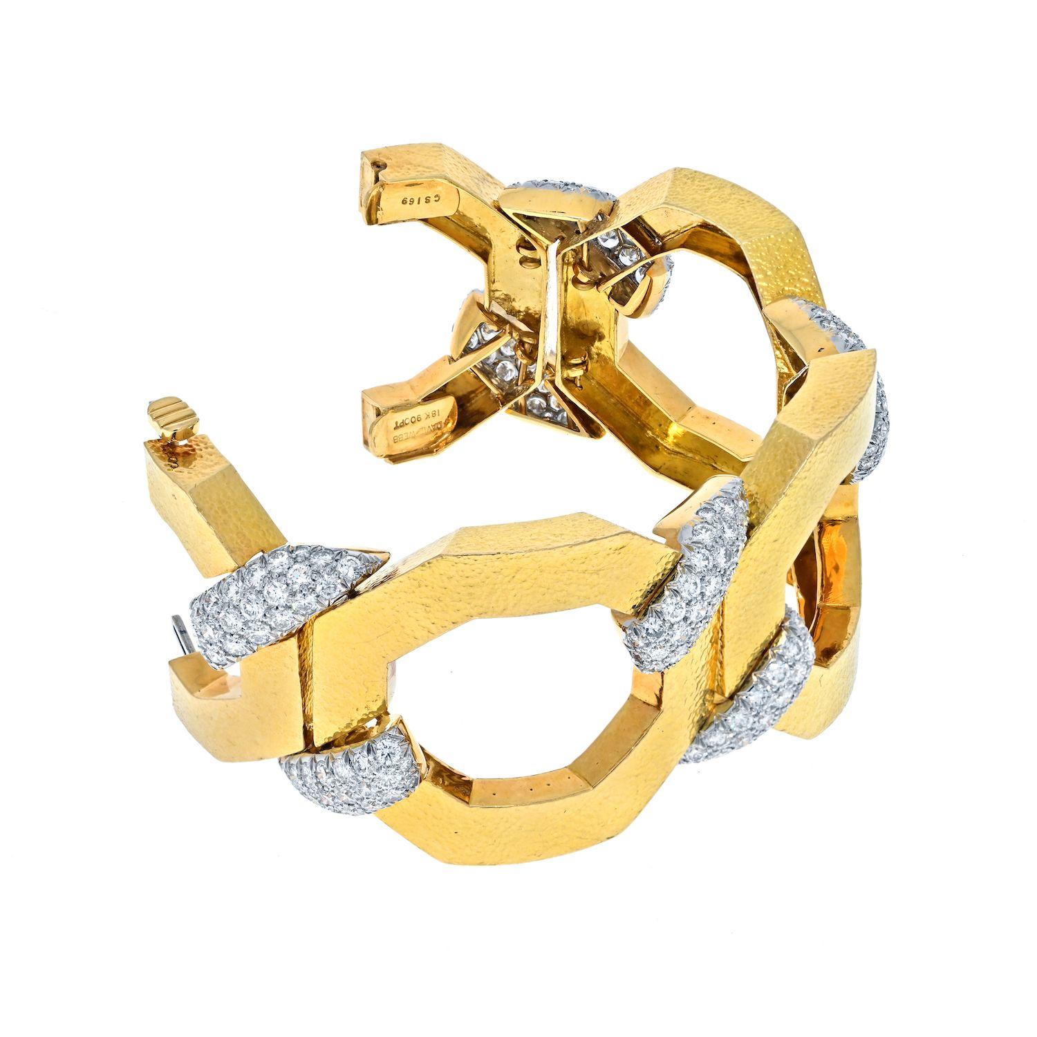 Dieser spektakuläre David Webb Armreif ist mit Diamanten im Brillantschliff, ziselierten Gliedern aus 18 Karat Gold und Platin besetzt. Er ist 36 mm breit und eignet sich am besten für Handgelenkgrößen von 6,5 bis 7 Zoll im Durchmesser. 152