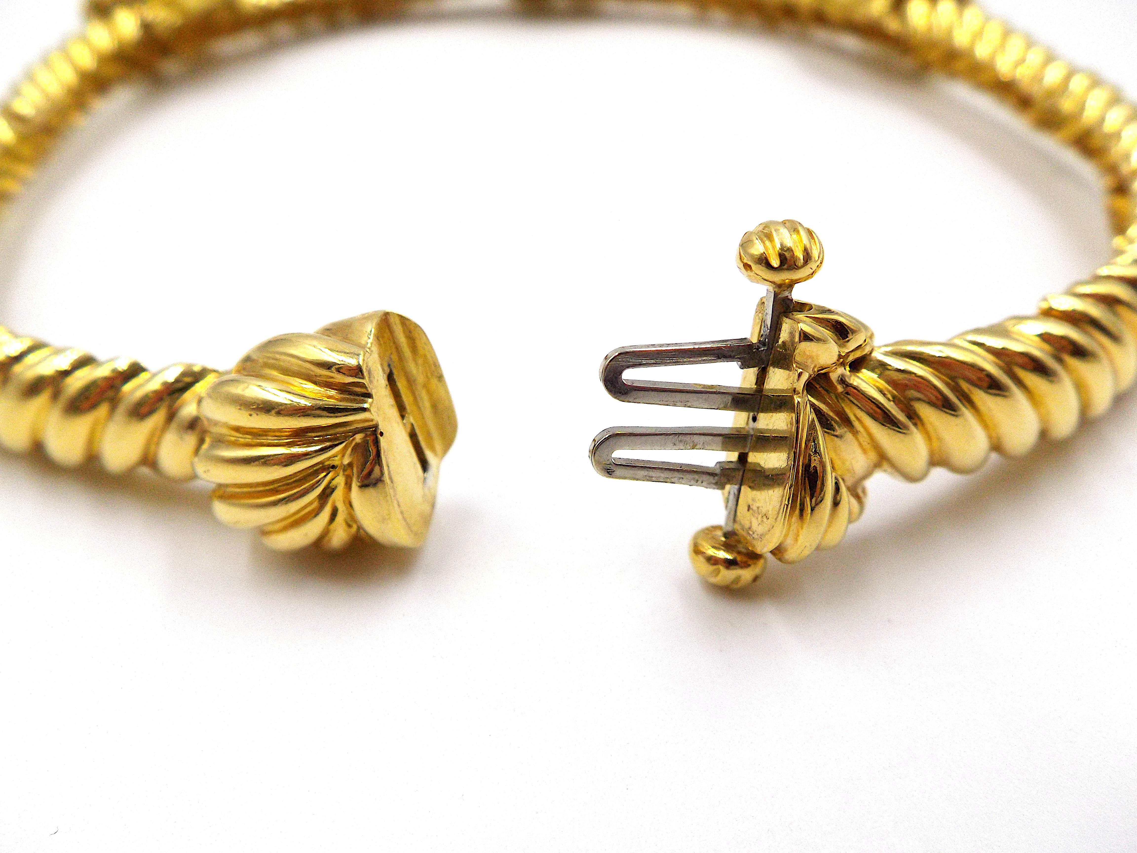 A chic vintage necklace by David Webb designed as a thick rope with three realistically styled knots. 18K yellow gold, signed David Webb, marked 18K, numbered. Weight is ap. 132.4g, lengths is ap. 14