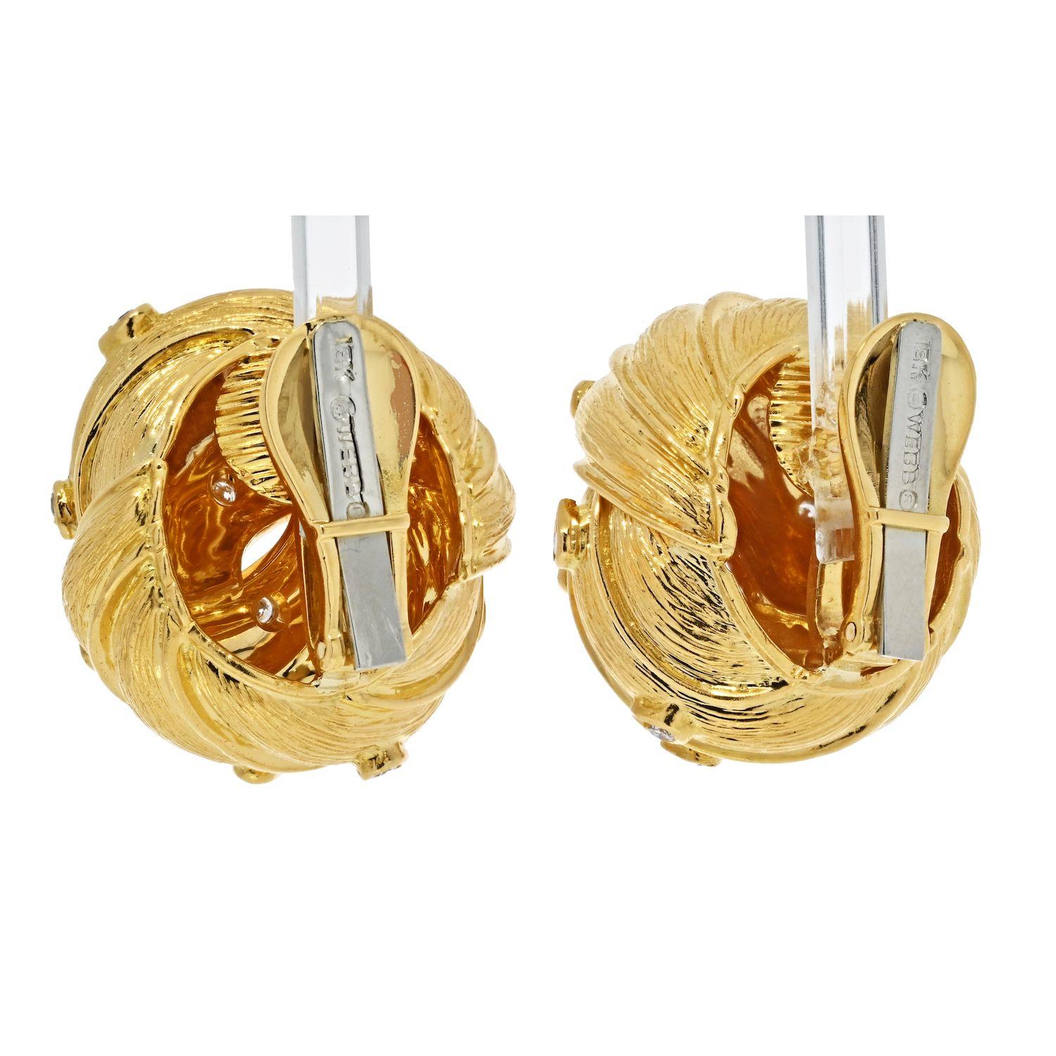 David Webb Clips d'oreilles boutons en or jaune 18 carats avec diamants de style nœud papillon Excellent état - En vente à New York, NY