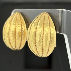 David Webb - Boucles d'oreilles à clip en or jaune 18 carats avec dôme martelé