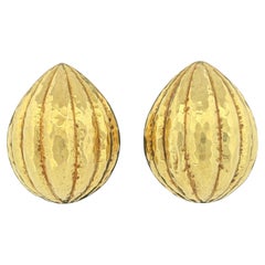 David Webb - Boucles d'oreilles à clip en or jaune 18 carats avec dôme martelé