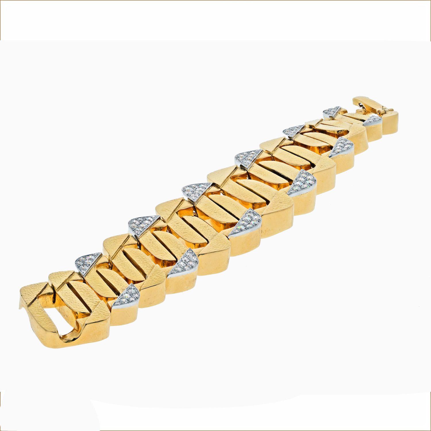 Bracelet à maille gourmette en or jaune 18k à finition martelée hautement polie, rehaussé de diamants ronds de taille brillant sertis en platine sur les bords. 
TYPE : BRACELETS VINTAGE
POIDS EXACT DES DIAMANTS : 12,00 CTS
Longueur : 7,5 pouces