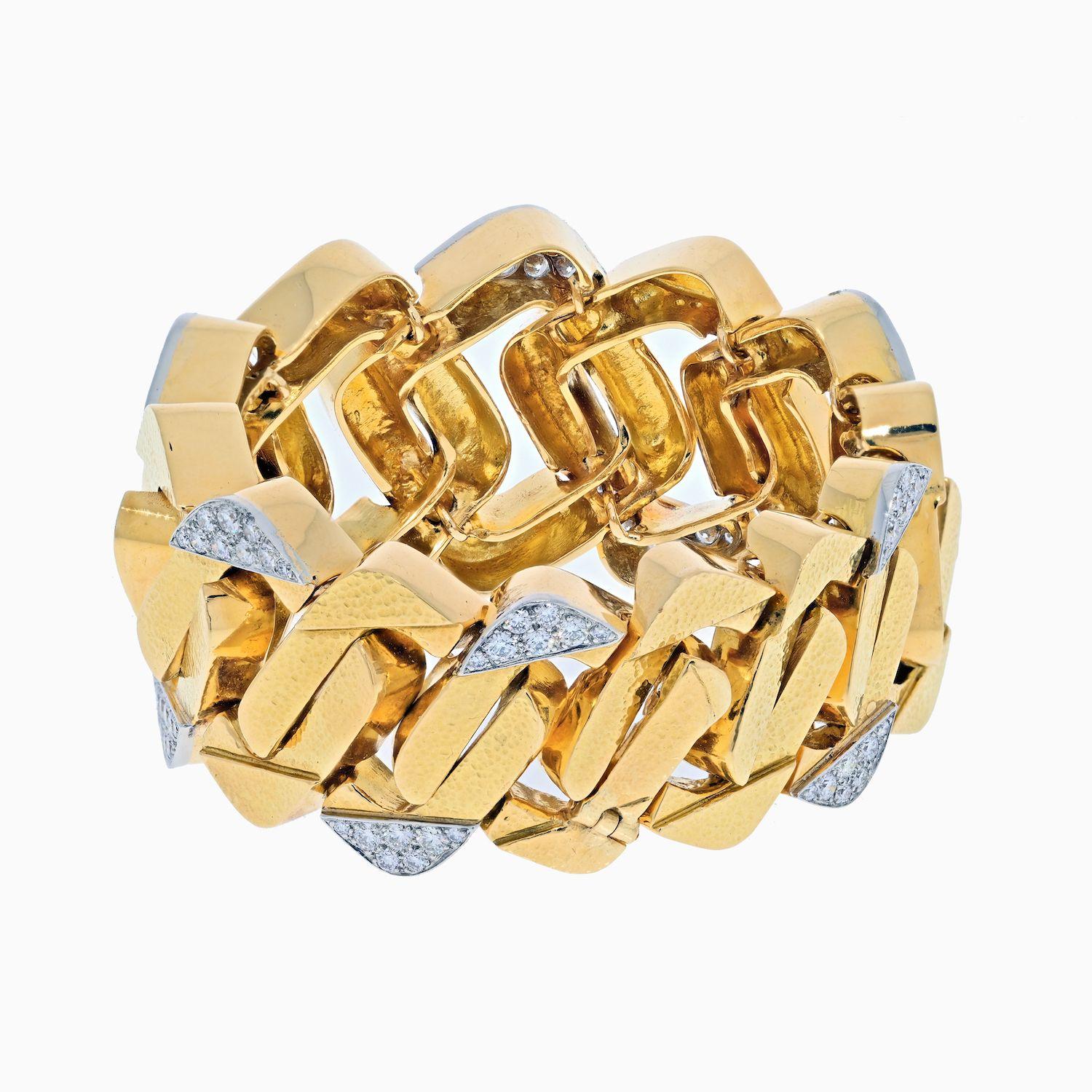 Moderne David Webb Bracelet à larges maillons plats martelés en or jaune 18 carats en vente