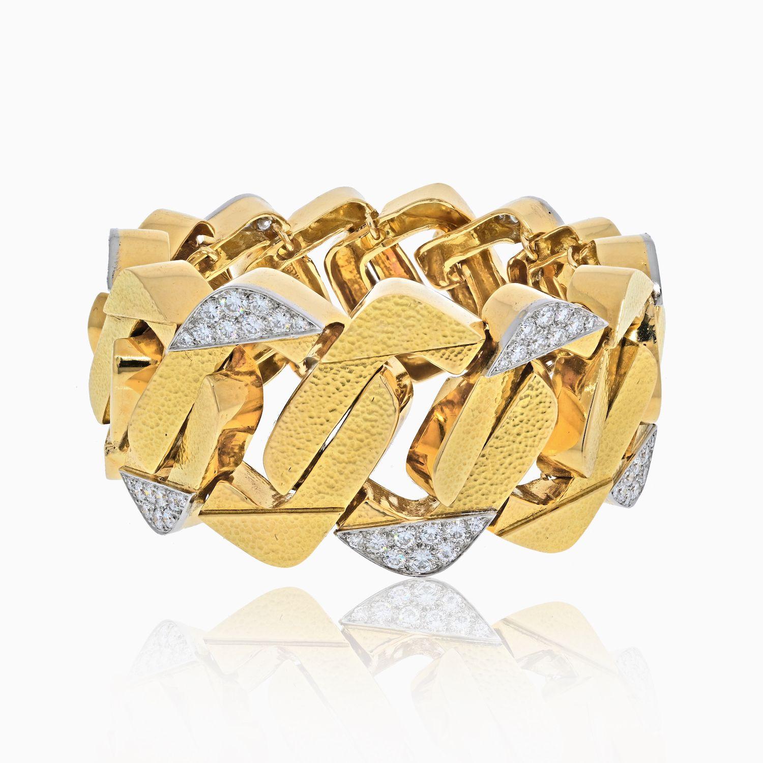 Taille ronde David Webb Bracelet à larges maillons plats martelés en or jaune 18 carats en vente