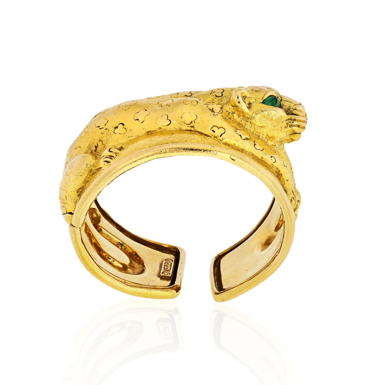 Modern David Webb 18 Karat Yellow Gold Leopard Emerald Eye Cuff Bracelet