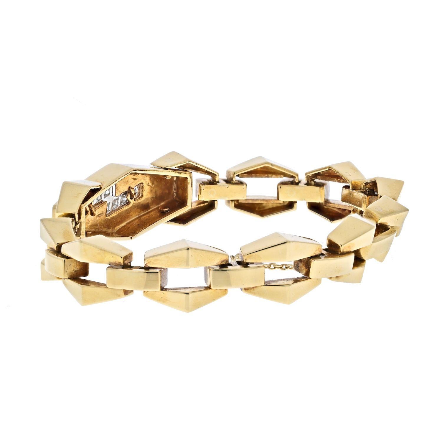 Stylish and easy to wear yellow gold chain link bracelet by David Webb depicting a lightning bold on the front plate. Lightning bolt is encrusted with round cut diamonds on a platinum bolt shaped plate. 
Length: 7.5 inches. 