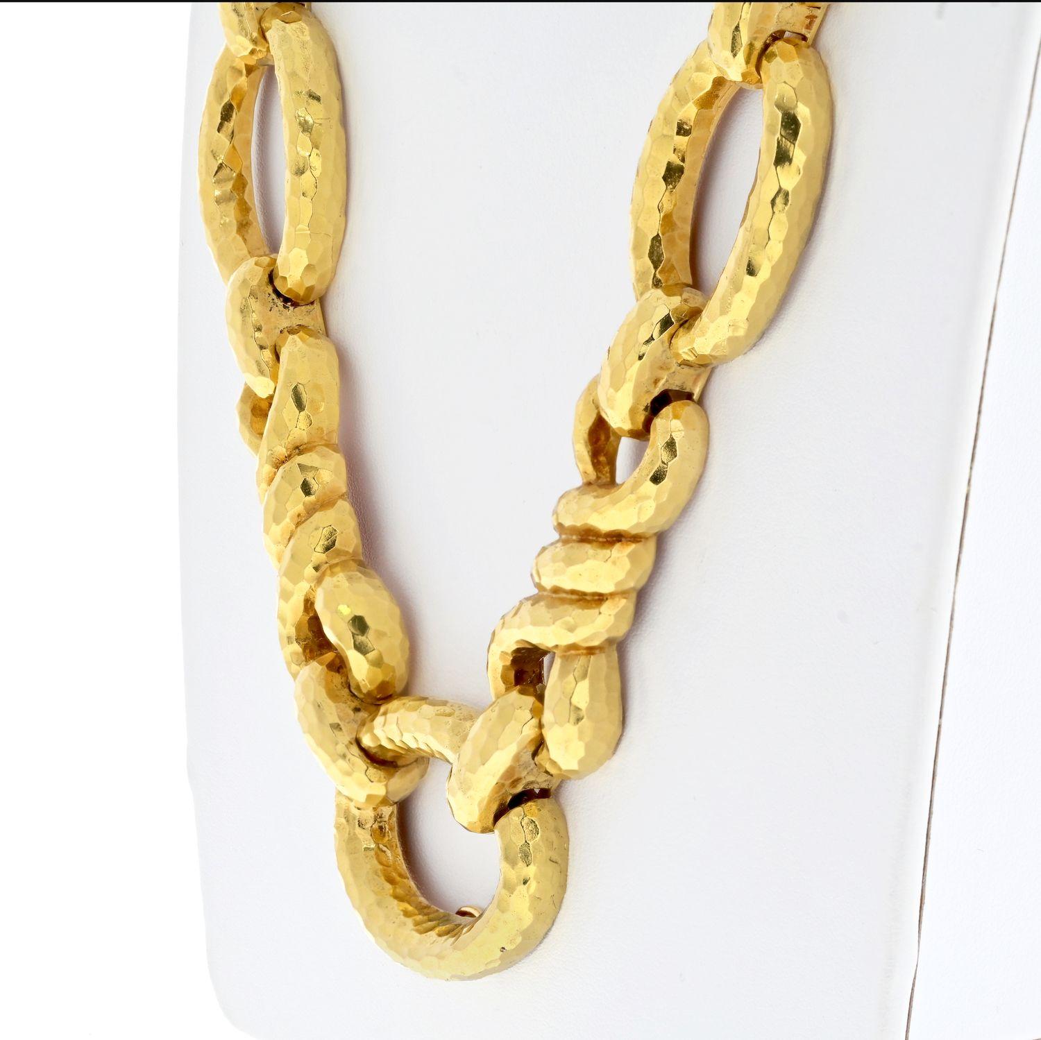 Wir stellen Ihnen ein bemerkenswertes Schmuckstück des angesehenen Designers David Webb vor: die 18-karätige Gliederkette aus Gelbgold. Diese Halskette besticht durch eine Mischung aus Eleganz und modernem Flair und ist ein echtes Statement. Die aus