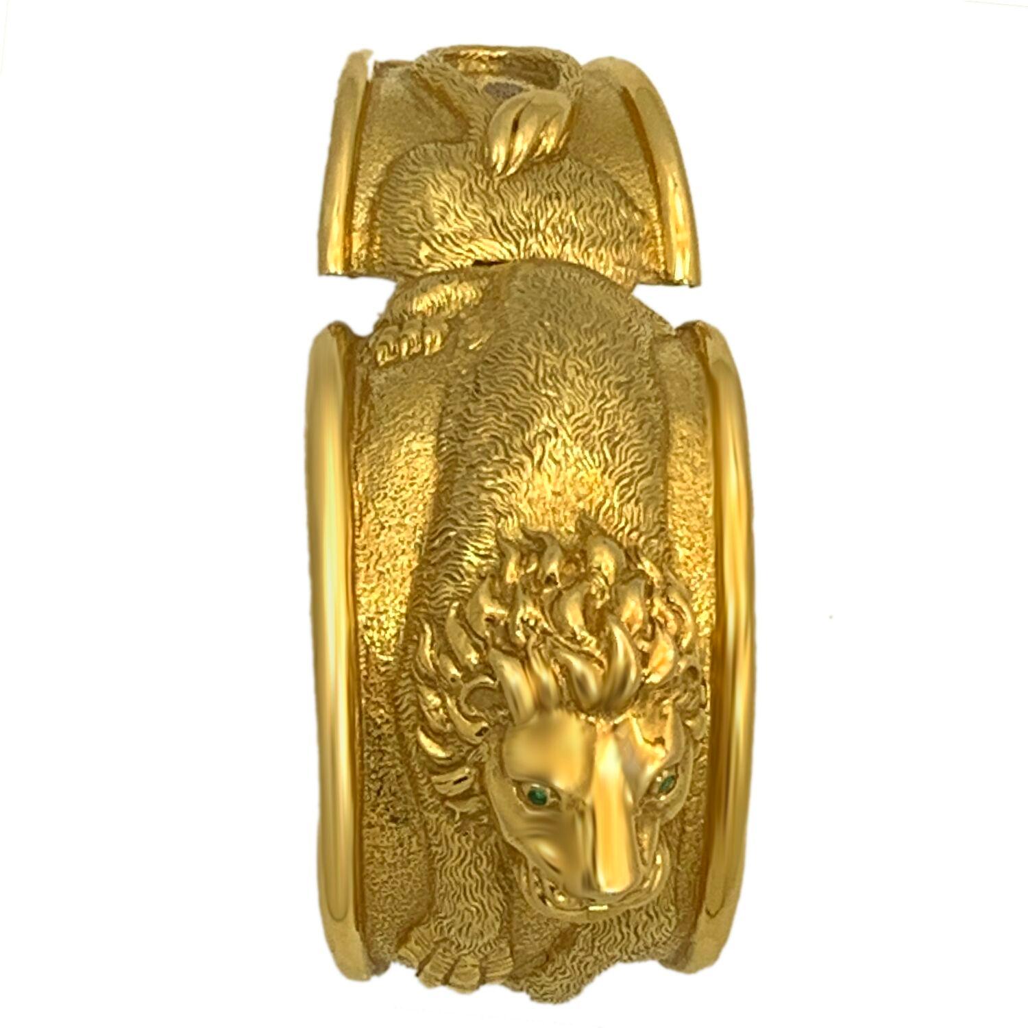 David Webb 18 Karat Yellow Gold Lion Cuff Bangle In Good Condition In New York, NY