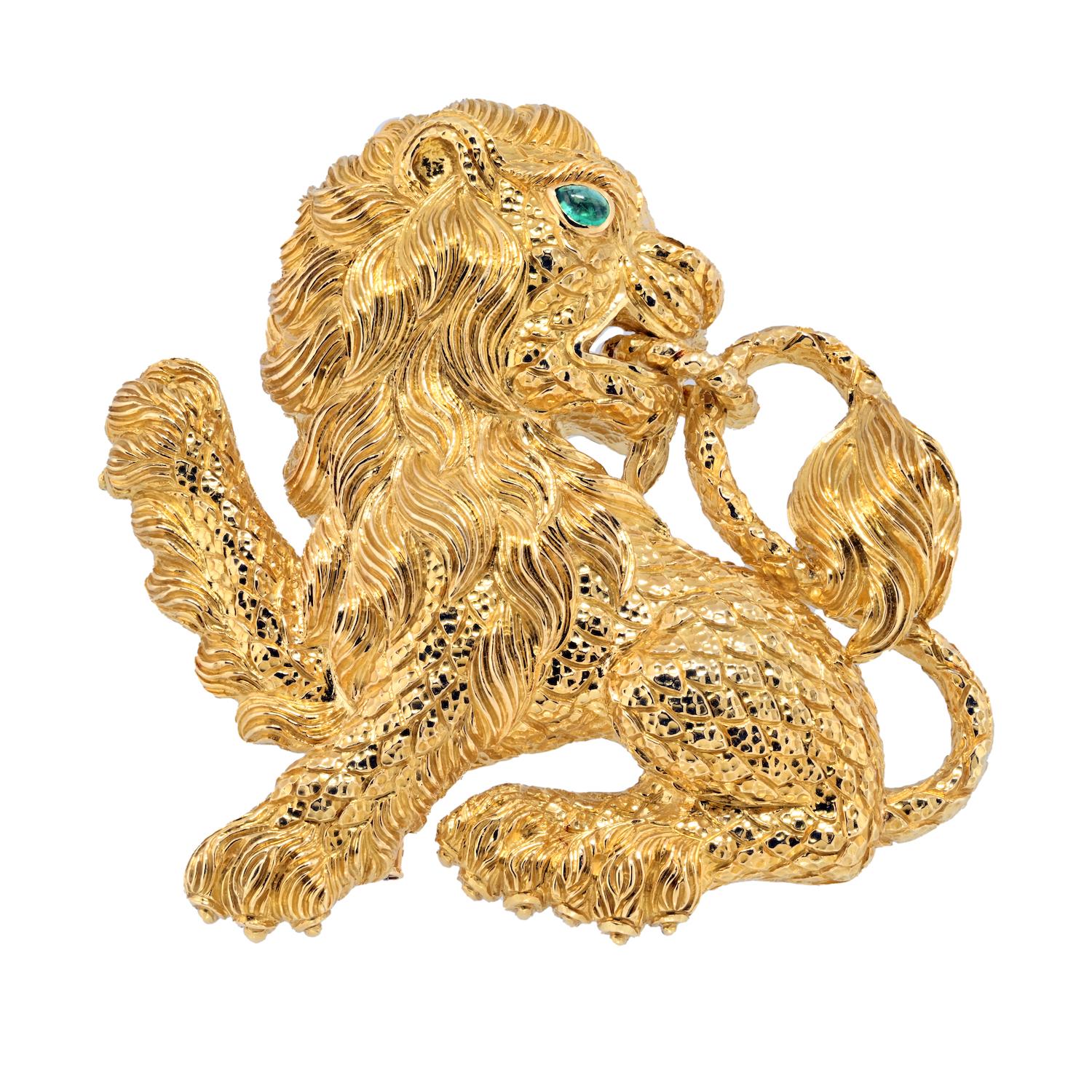 Zelebrieren Sie die königliche Anziehungskraft des Dschungels mit der David Webb Löwenbrosche aus 18-karätigem Gelbgold, einem fesselnden Stück, das Raffinesse und aussagekräftiges Design nahtlos miteinander verbindet. Diese exquisite Brosche ist
