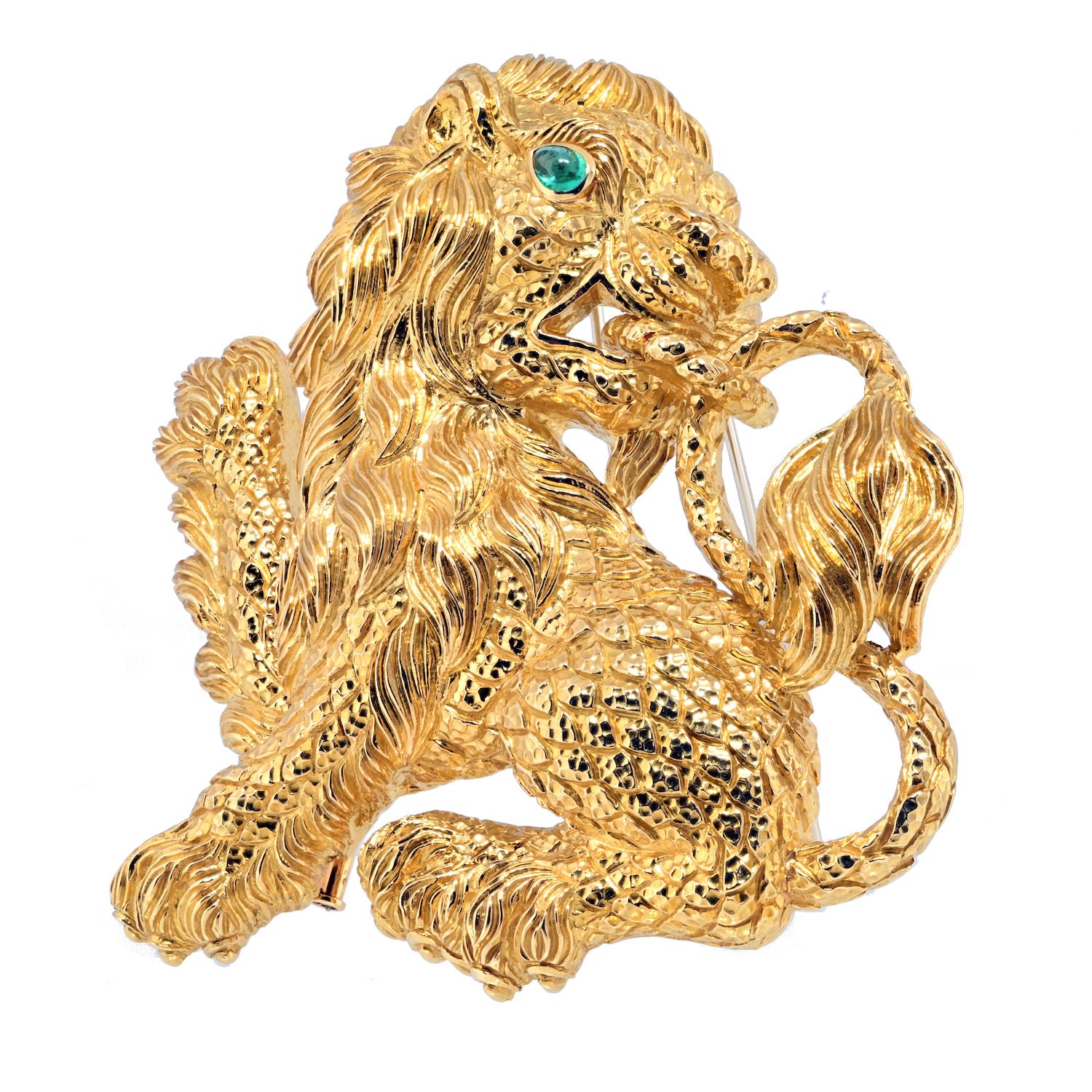 Modern David Webb 18K Yellow Gold Lion With A Green Emerald Eye Brooch For Sale