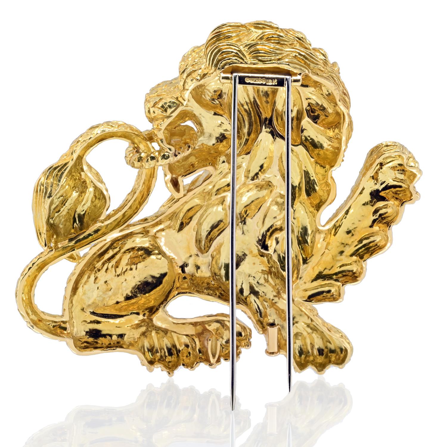 David Webb 18K Yellow Gold Lion With A Green Emerald Eye Brooch In Excellent Condition For Sale In New York, NY