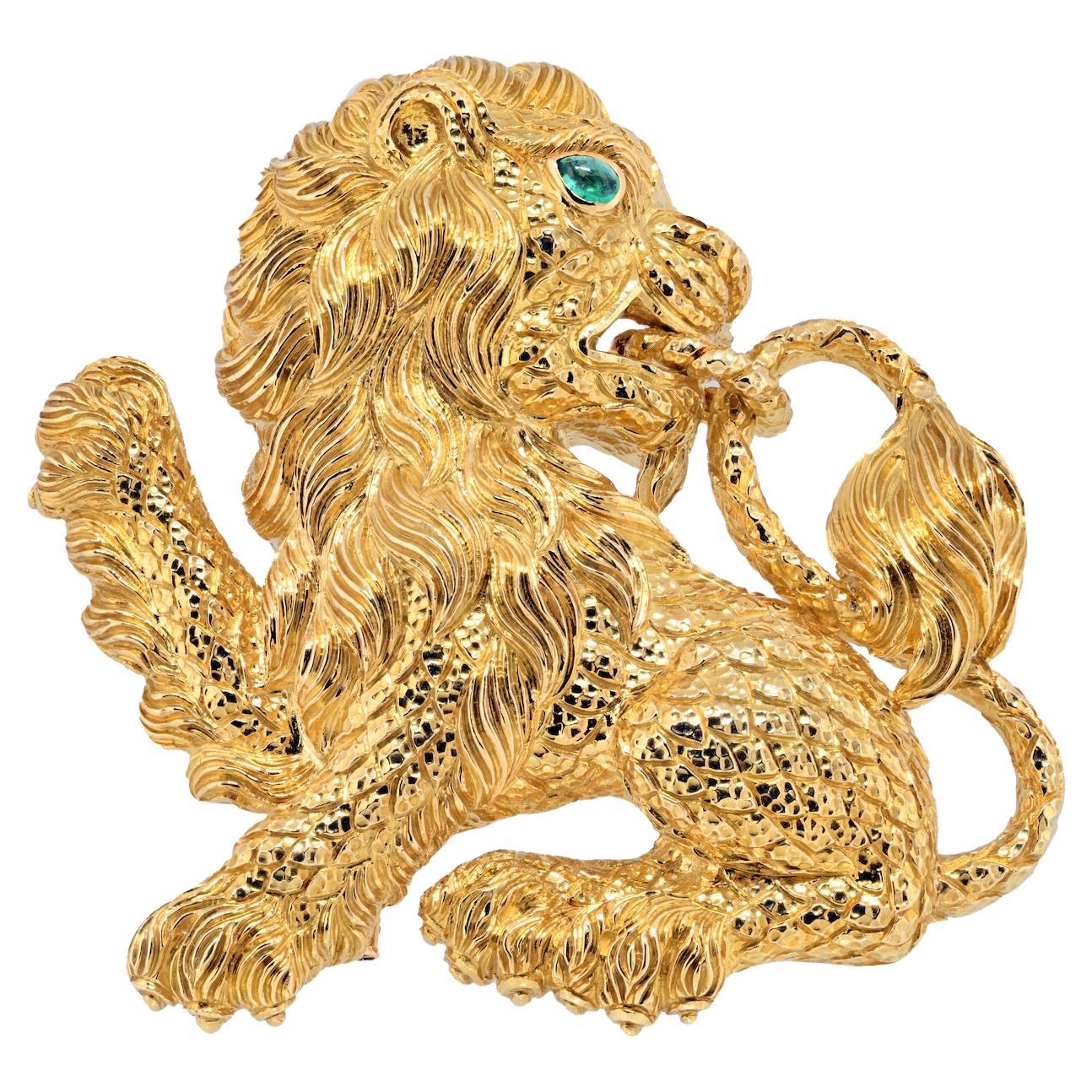 David Webb Broche lion avec œil d'émeraude verte en or jaune 18 carats