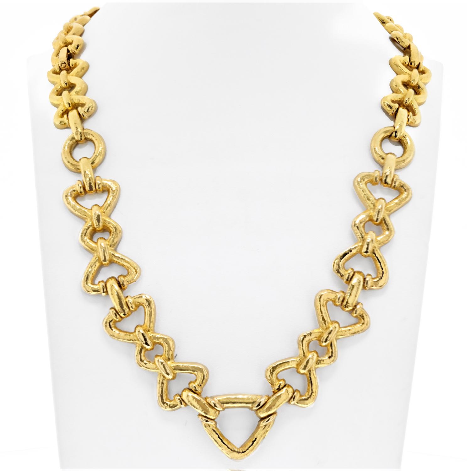 Die David Webb 18K Yellow Gold Long Chain Link Necklace ist ein Meisterwerk von zeitloser Eleganz und Vielseitigkeit. Diese exquisite, mit viel Liebe zum Detail gefertigte Halskette besteht aus einer Reihe von gehämmerten und hochglanzpolierten
