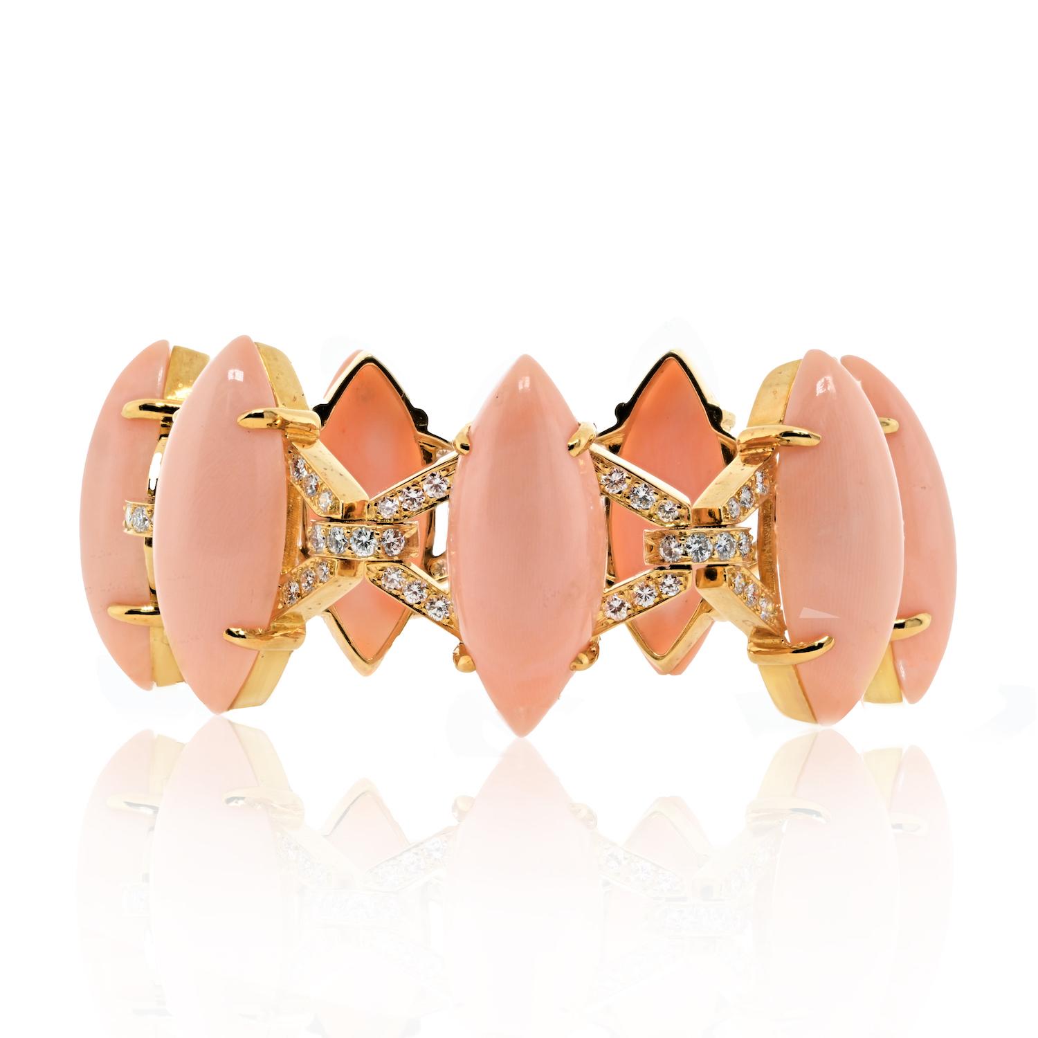 Laissez-vous séduire par la beauté exquise du bracelet David Webb Coral, un chef-d'œuvre qui allie la chaleur de l'or jaune 18 carats à l'allure vibrante des cabochons de corail de forme marquise et à l'éclat éblouissant des diamants