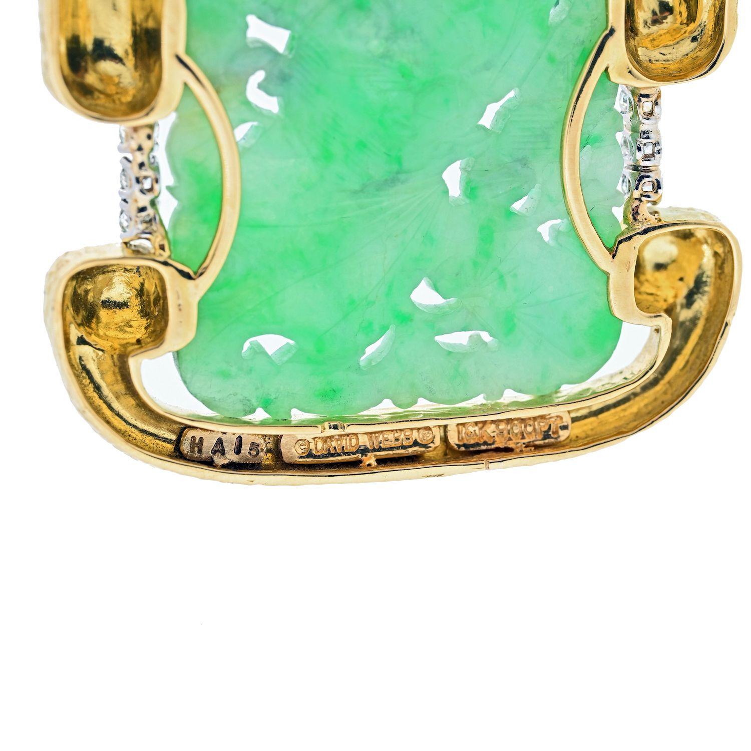 Il s'agit d'un magnifique collier de jade à plusieurs brins de David Webb, composé d'un médaillon sculpté proéminent au centre, encadré d'or articulé. Des maillons ouverts en or martelé de style ancien, situés légèrement au-dessus du médaillon de