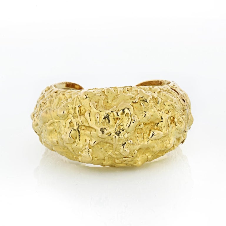 Beautiful nugget design hinged bangle bracelet made in 18k yellow gold.
Bracelet can fit a 6.25 - 6.5 inch wrist and is about 1.6 inches wide.
Measurements: Wrist Size 6.5
Metal Type: 18K Yellow Gold
Metal Weight: 137.3 gr.
Signed: WEBB
Condition: