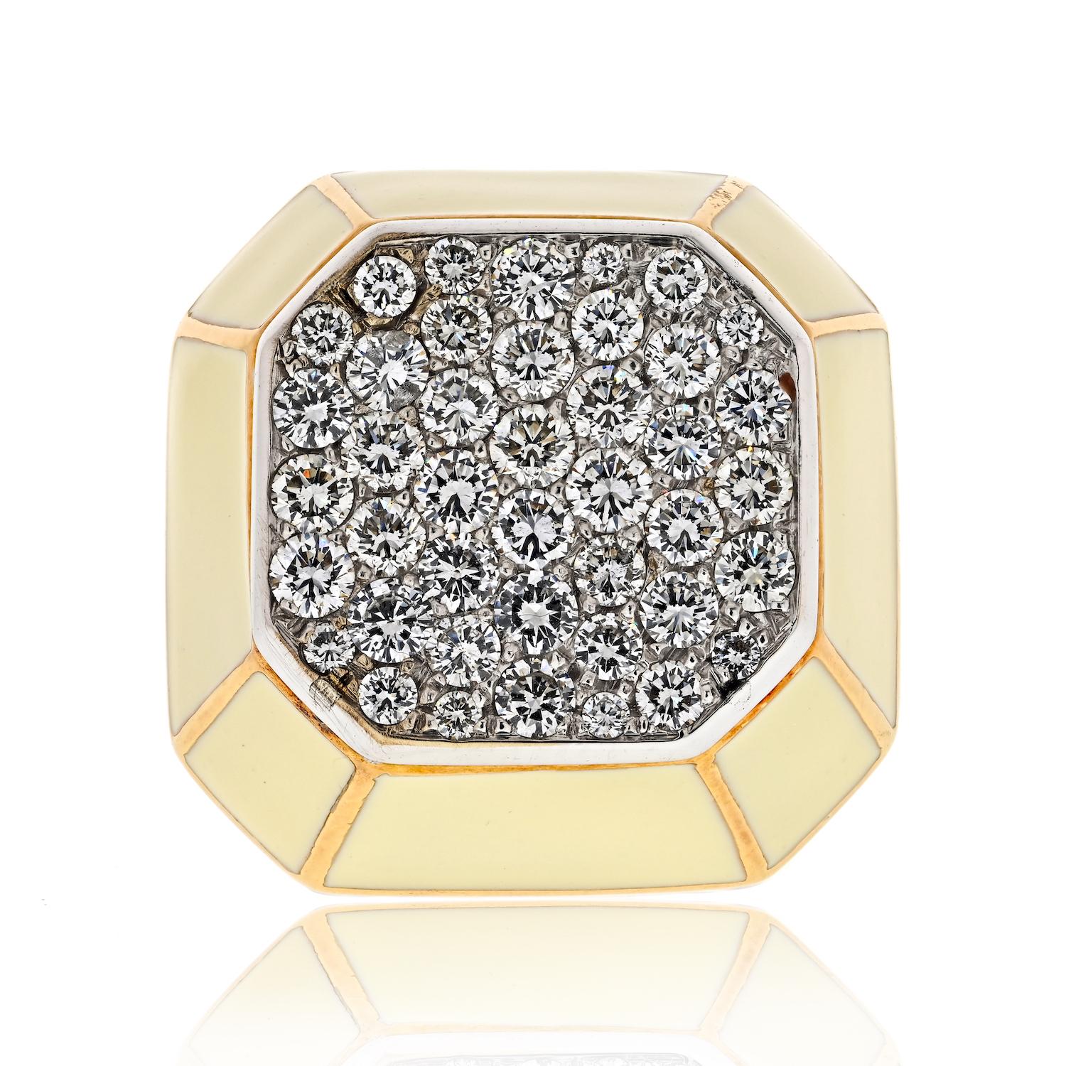 Élevez votre style avec cette captivante bague David Webb en platine et or jaune 18 carats avec diamants en forme d'octogone et émail crème en forme de cocktail. 

Le haut de l'anneau mesure 27 mm et la surface du diamant s'étend sur une largeur