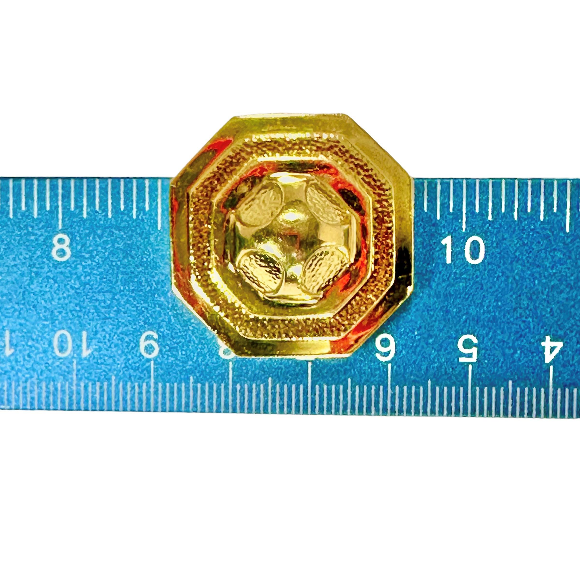 Achteckige Clip-On-Ohrringe von David Webb aus 18 Karat Gelbgold 1 3/16 Zoll Durchmesser im Zustand „Gut“ im Angebot in Palm Beach, FL