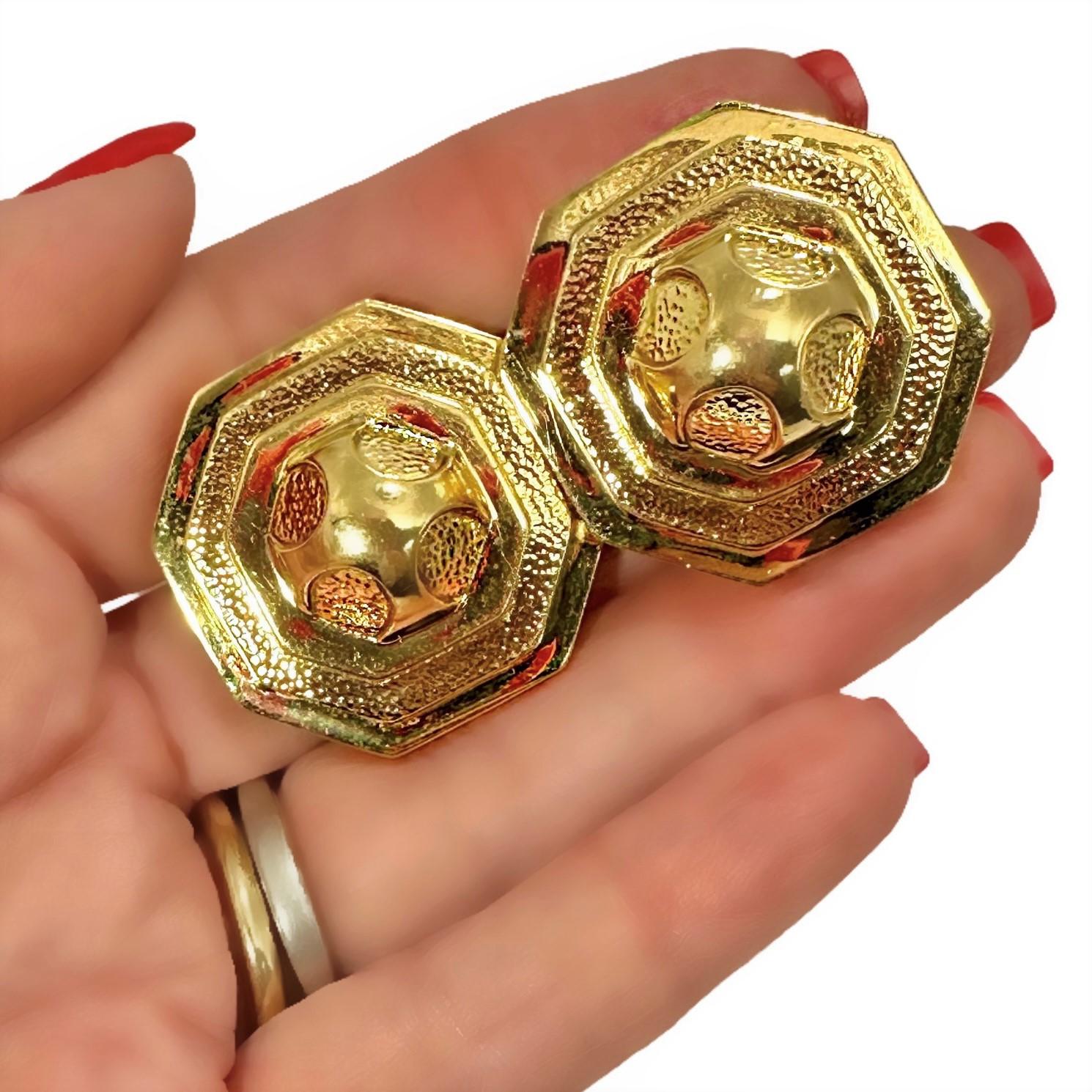 David Webb Boucles d'oreilles à clip octogonales en or jaune 18 carats de 1 3/16 pouces de diamètre Pour femmes en vente