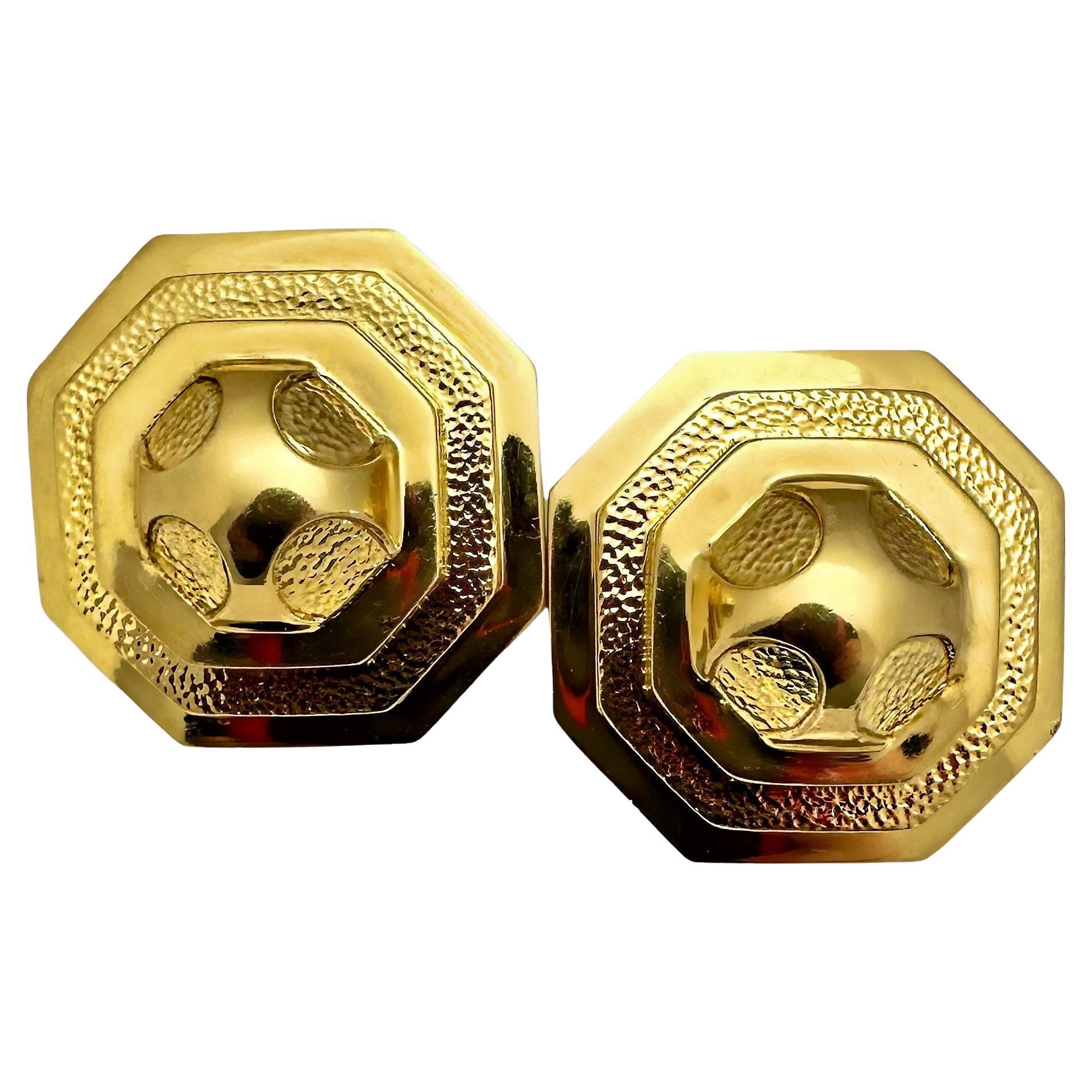 David Webb Boucles d'oreilles à clip octogonales en or jaune 18 carats de 1 3/16 pouces de diamètre en vente
