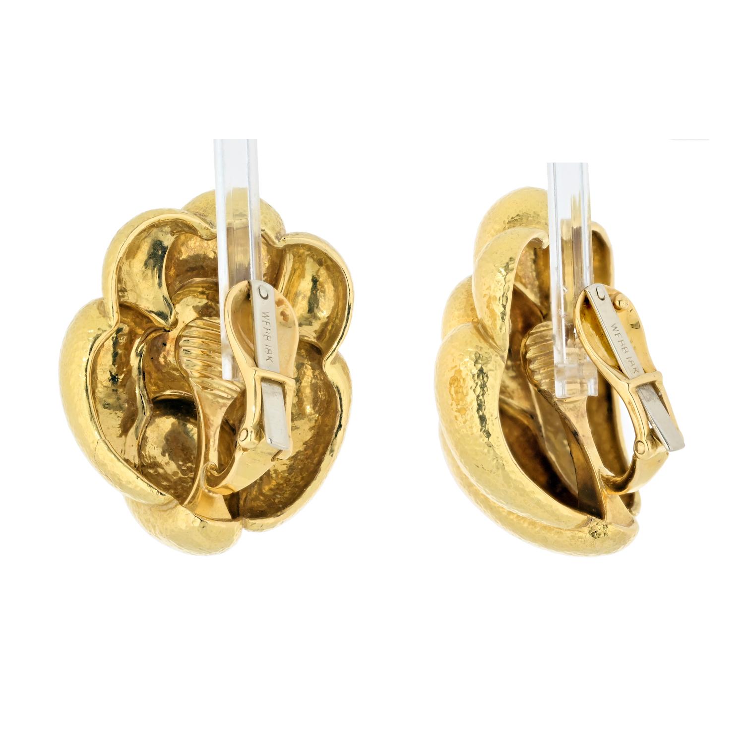 David Webb - Boucles d'oreilles clips en or jaune 18 carats à texture lobée Excellent état - En vente à New York, NY