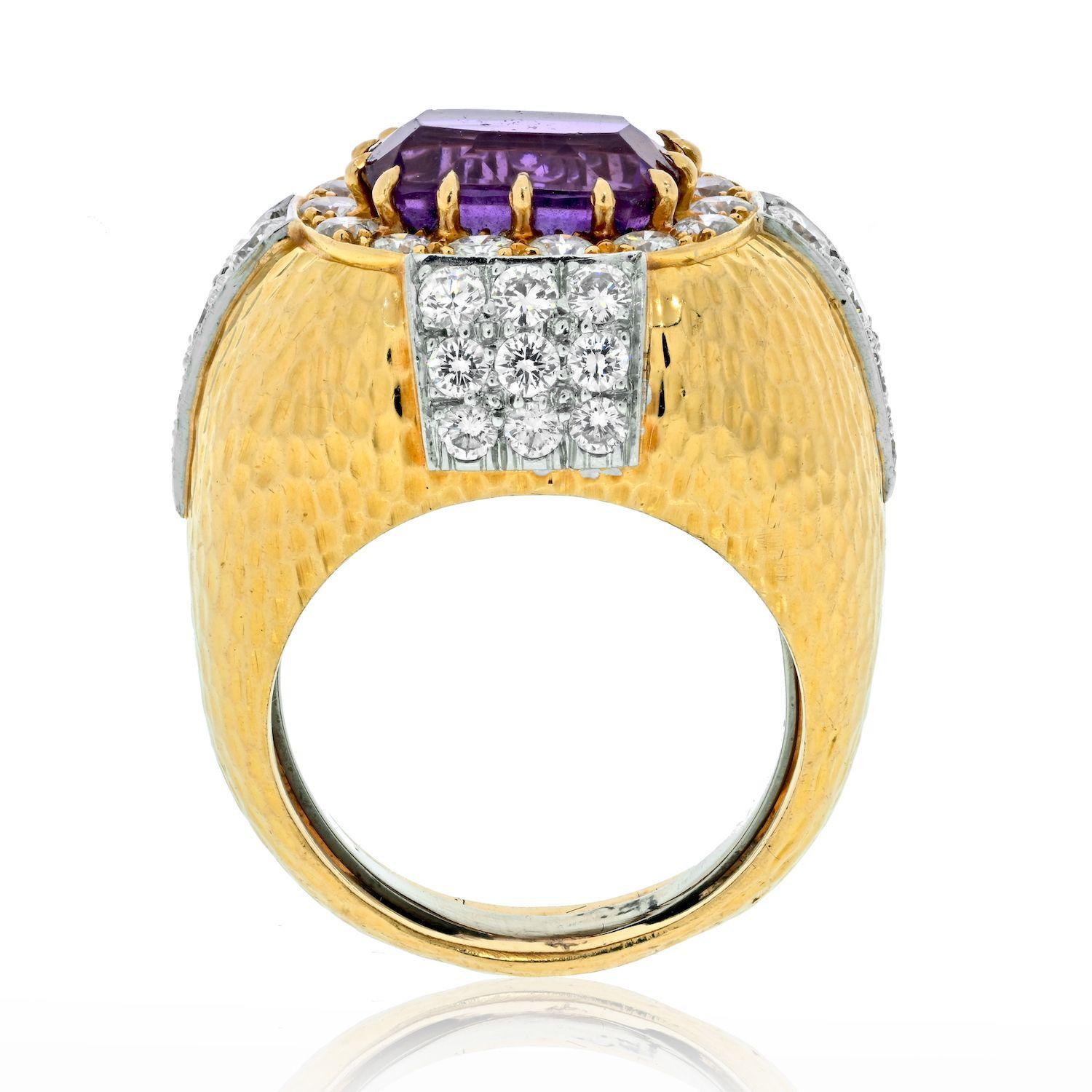 David Webb 18 Karat Gelbgold Oval Amethyst und Diamant gehämmerter Ring mit gehämmerter Oberfläche (Moderne) im Angebot
