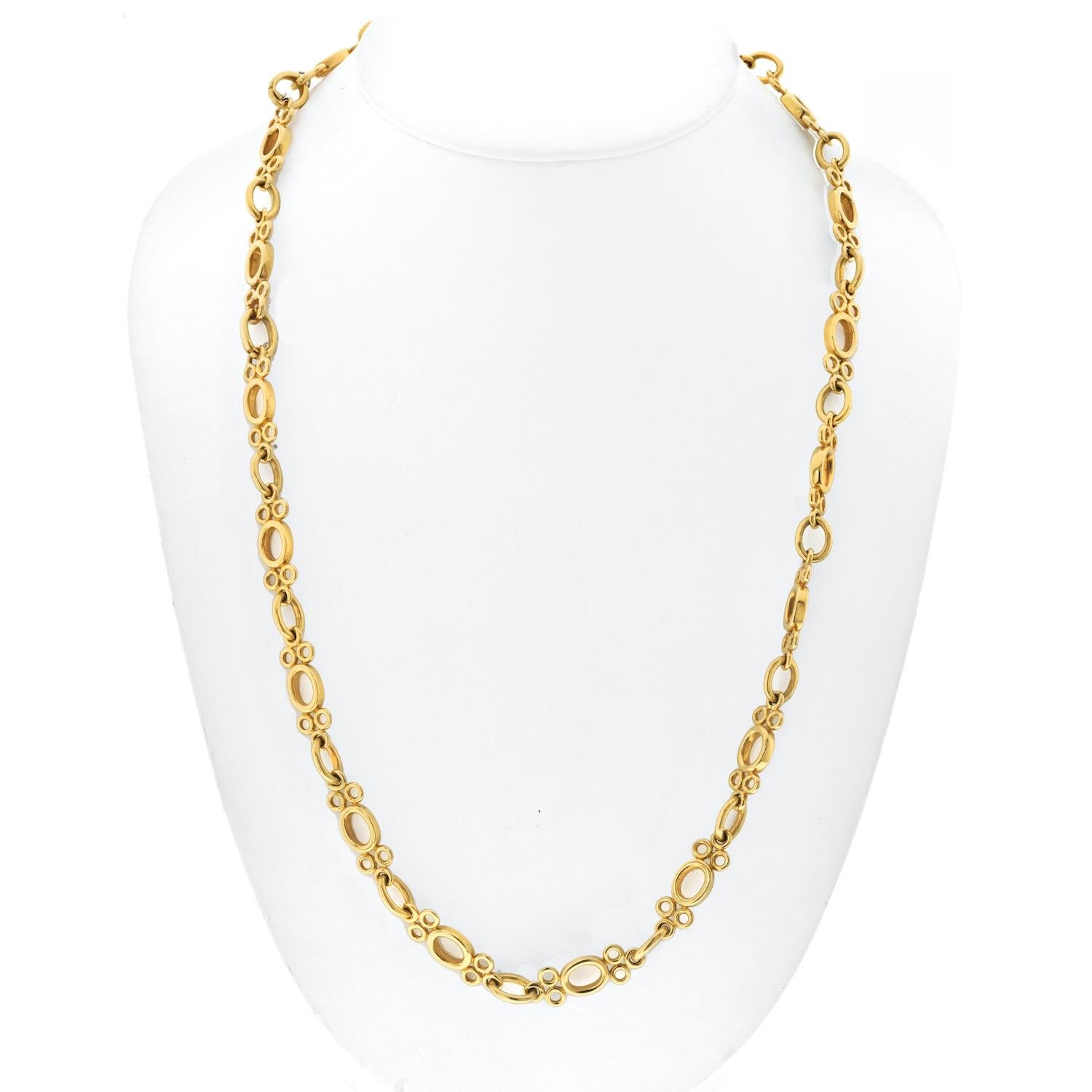 Diese Kette wird sicherlich Ihr Favorit werden. 

Diese Vintage-Kette aus 18 Karat Gelbgold wurde von David Webb meisterhaft gefertigt.

Diese luxuriöse Kette zeichnet sich durch eine raffinierte Kombination aus ovalen und runden Gliedern aus und