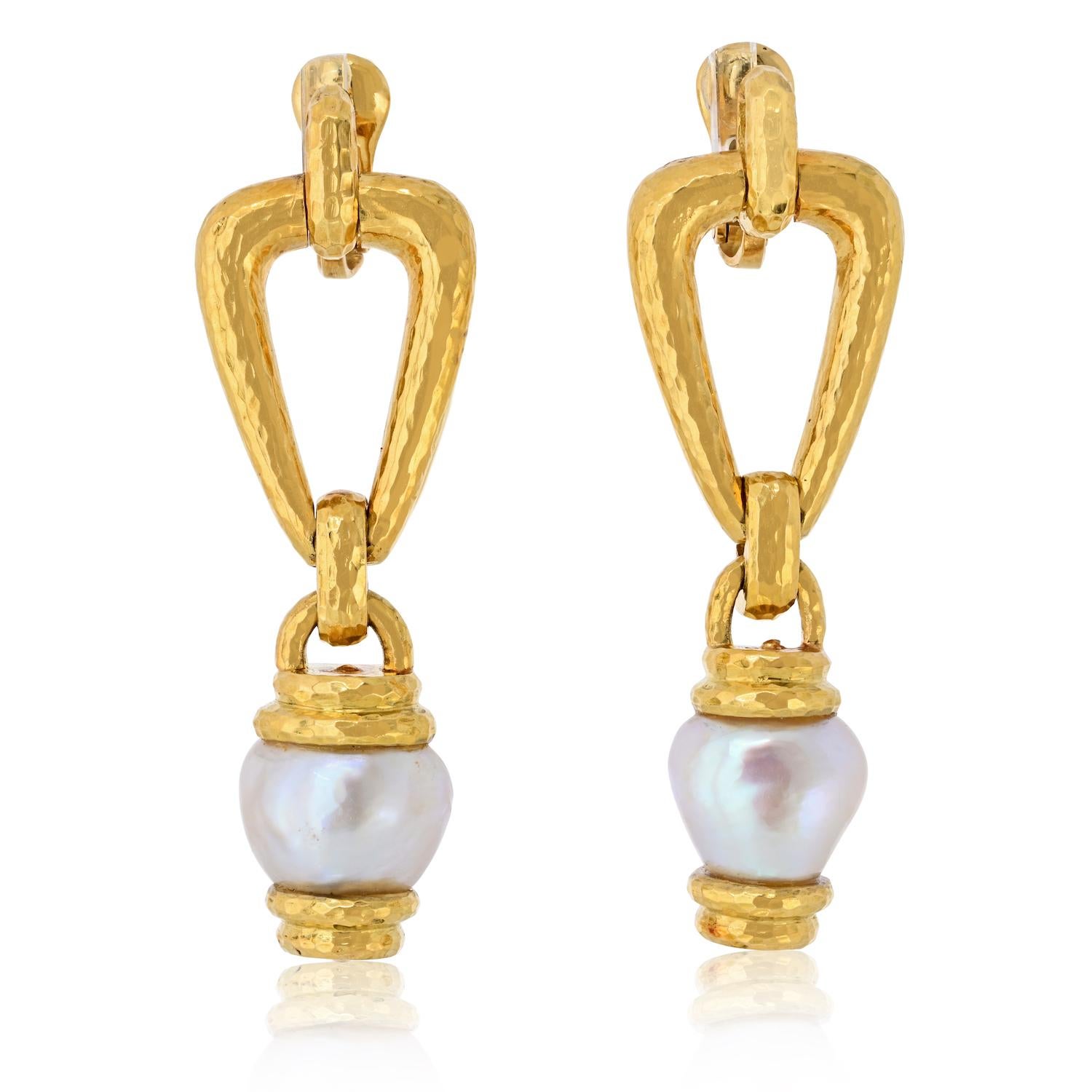 Un sorprendente paio di orecchini di David Webb, che mette in mostra l'iconico linguaggio audace del design della casa. Realizzato in ricco oro giallo 18 carati con l'inconfondibile finitura martellata, ogni orecchino è disegnato in un elegante