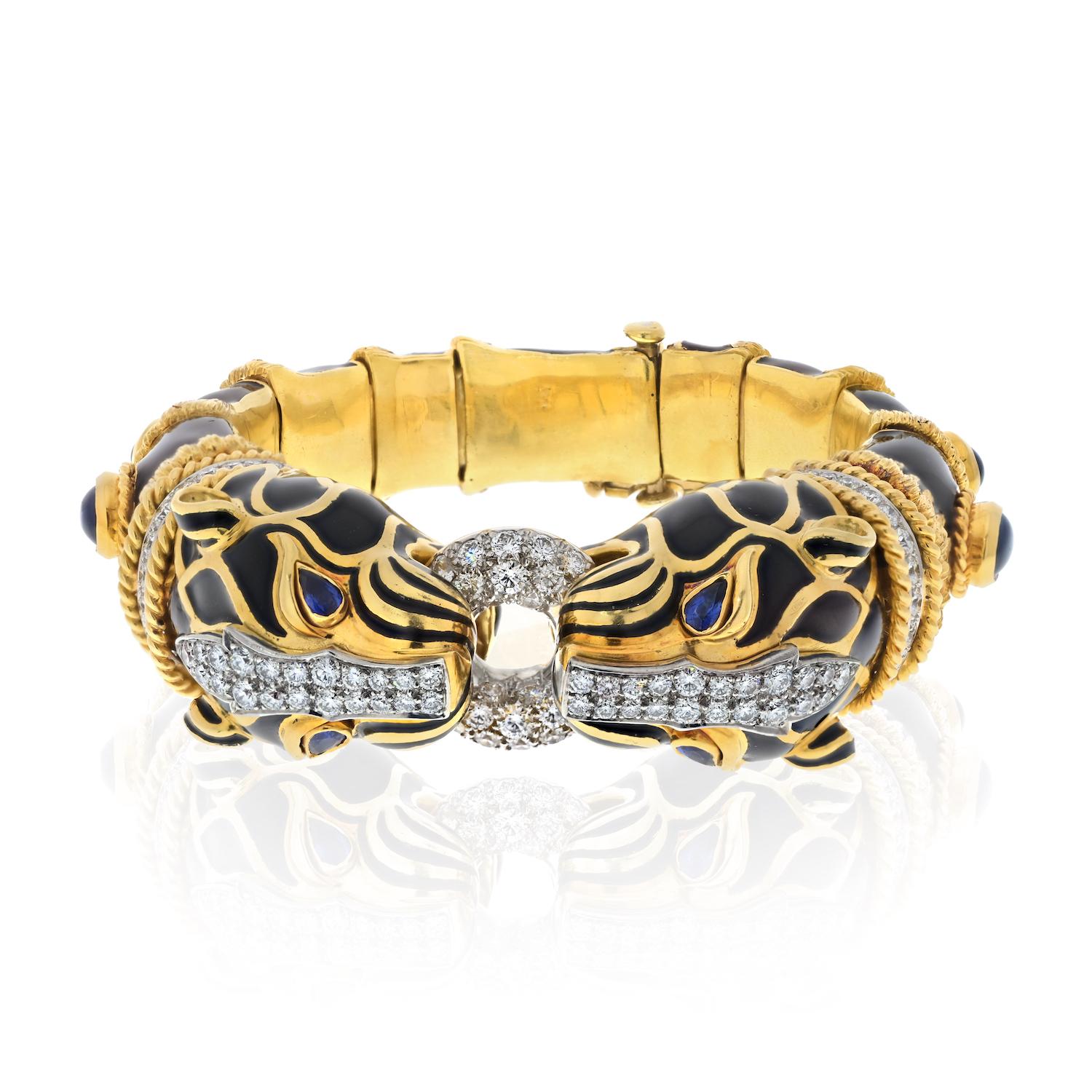 Préparez-vous à être captivé par l'extraordinaire beauté et la rareté de ce bracelet double tête de lion David Webb vintage. Réalisée avec une attention méticuleuse aux détails, cette pièce exquise témoigne de l'art et du savoir-faire inégalés qui