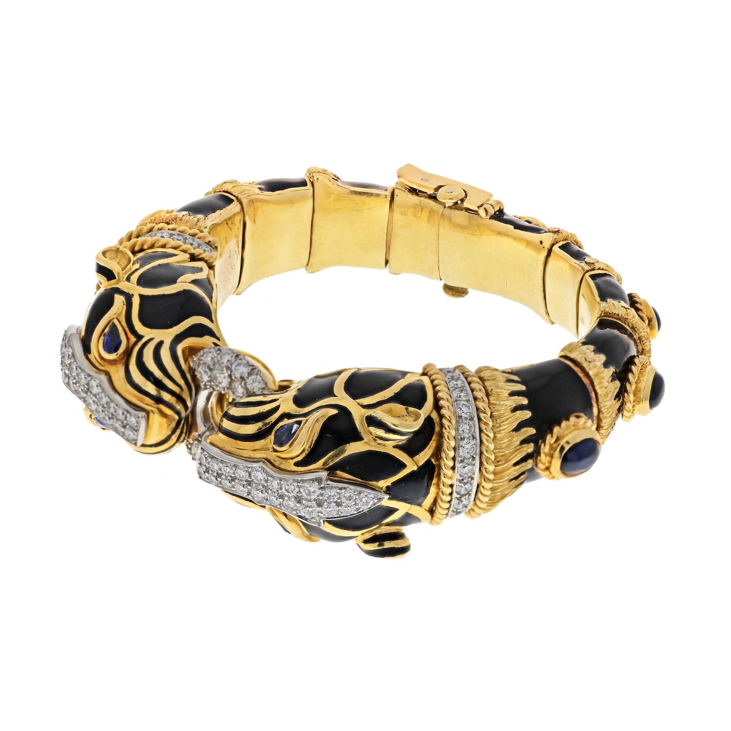 Moderne David Webb, bracelet en or jaune 18 carats et platine, double lion en émail noir et saphir en vente
