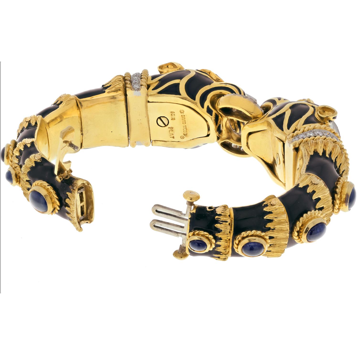 Taille poire David Webb, bracelet en or jaune 18 carats et platine, double lion en émail noir et saphir en vente