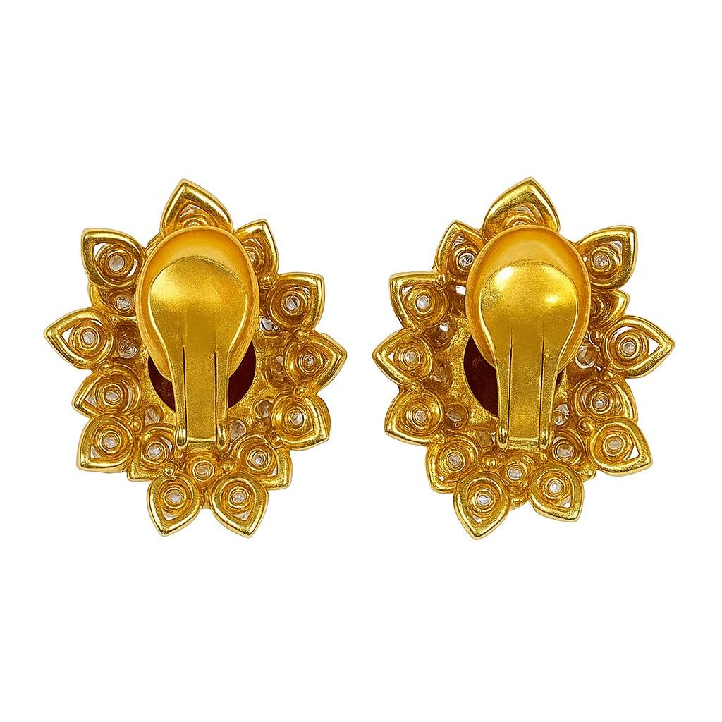 David Webb 18K Gelbgold Rote Koralle und Diamant-Ohrringe, 7 Karat

Ein ikonisches Paar Ohrringe von David Webb, fein gearbeitet aus 18 Karat Gelbgold (28,7 Gramm). Jeder Ohrring ist mit einem auffälligen Cabochon aus roter Koralle von ca. 8,2 mm x