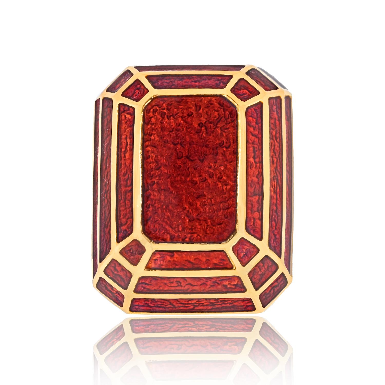 Entrez dans le monde de l'élégance vibrante avec la bague solitaire David Webb de la Collection Colors. Cette bague envoûtante met en valeur l'art impeccable de David Webb, combinant l'émail rouge lustré et l'or 18 carats pour créer une symphonie