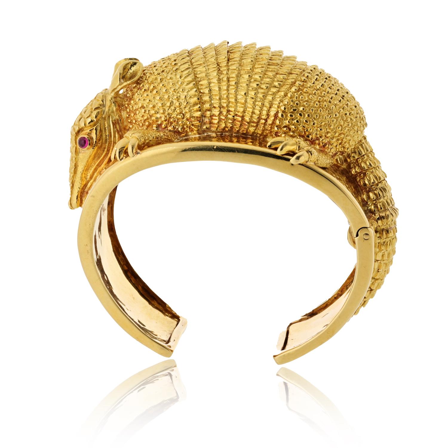 David Webb Brazalete Armadillo de oro amarillo de 18 quilates con ojos de rubí.

Tamaño de la muñeca: 6,25 pulgadas  

Este adorable y raro brazalete es una pieza icónica de David Webb, bellamente elaborada en oro amarillo de 18 quilates. El alegre
