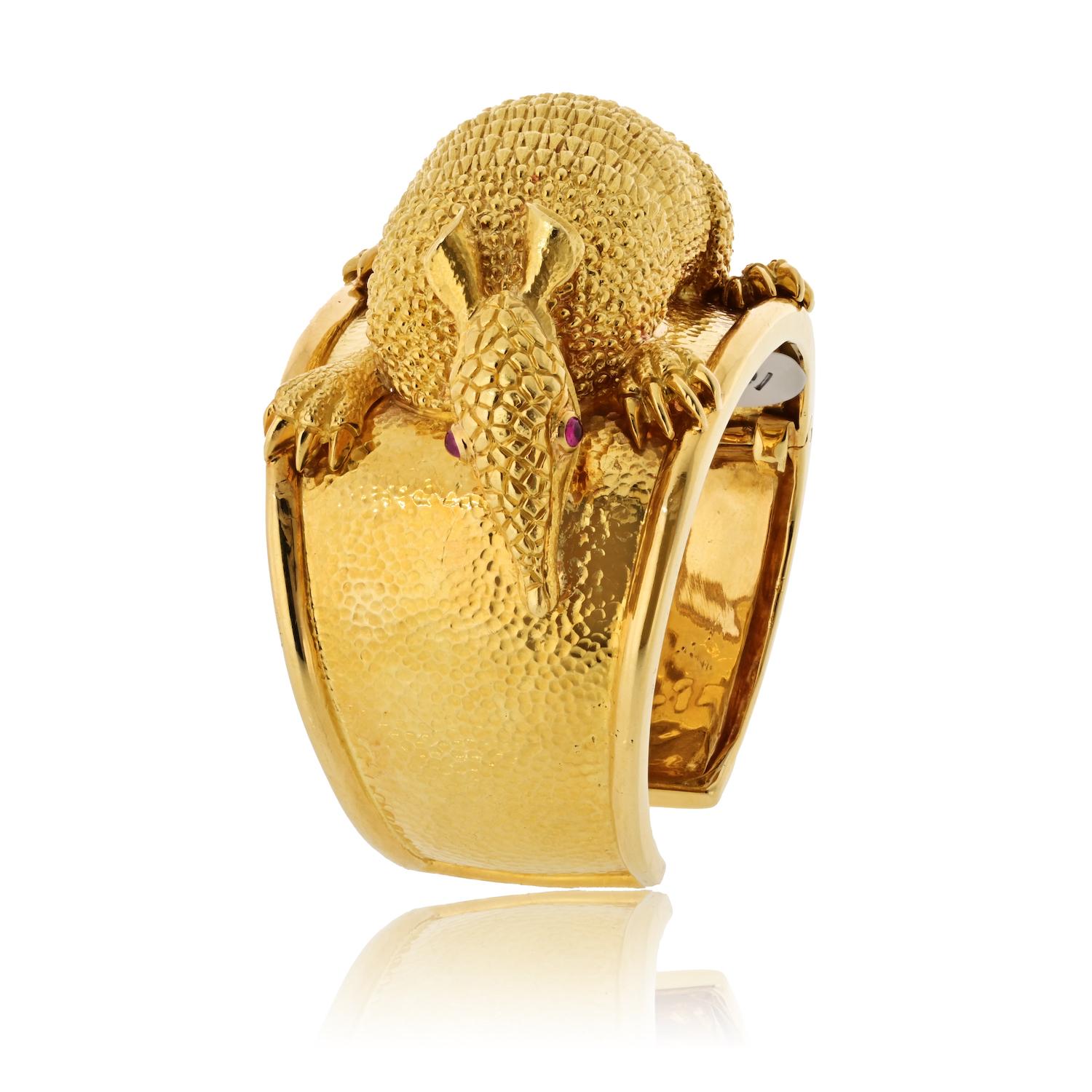 David Webb Brazalete de oro amarillo de 18 quilates con animal armadillo de rubí rojo Moderno en venta