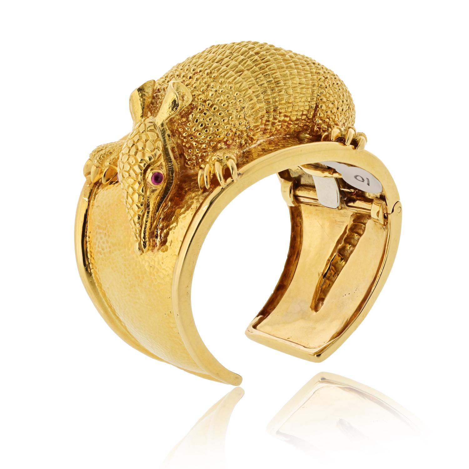 David Webb Brazalete de oro amarillo de 18 quilates con animal armadillo de rubí rojo Cabujón en venta