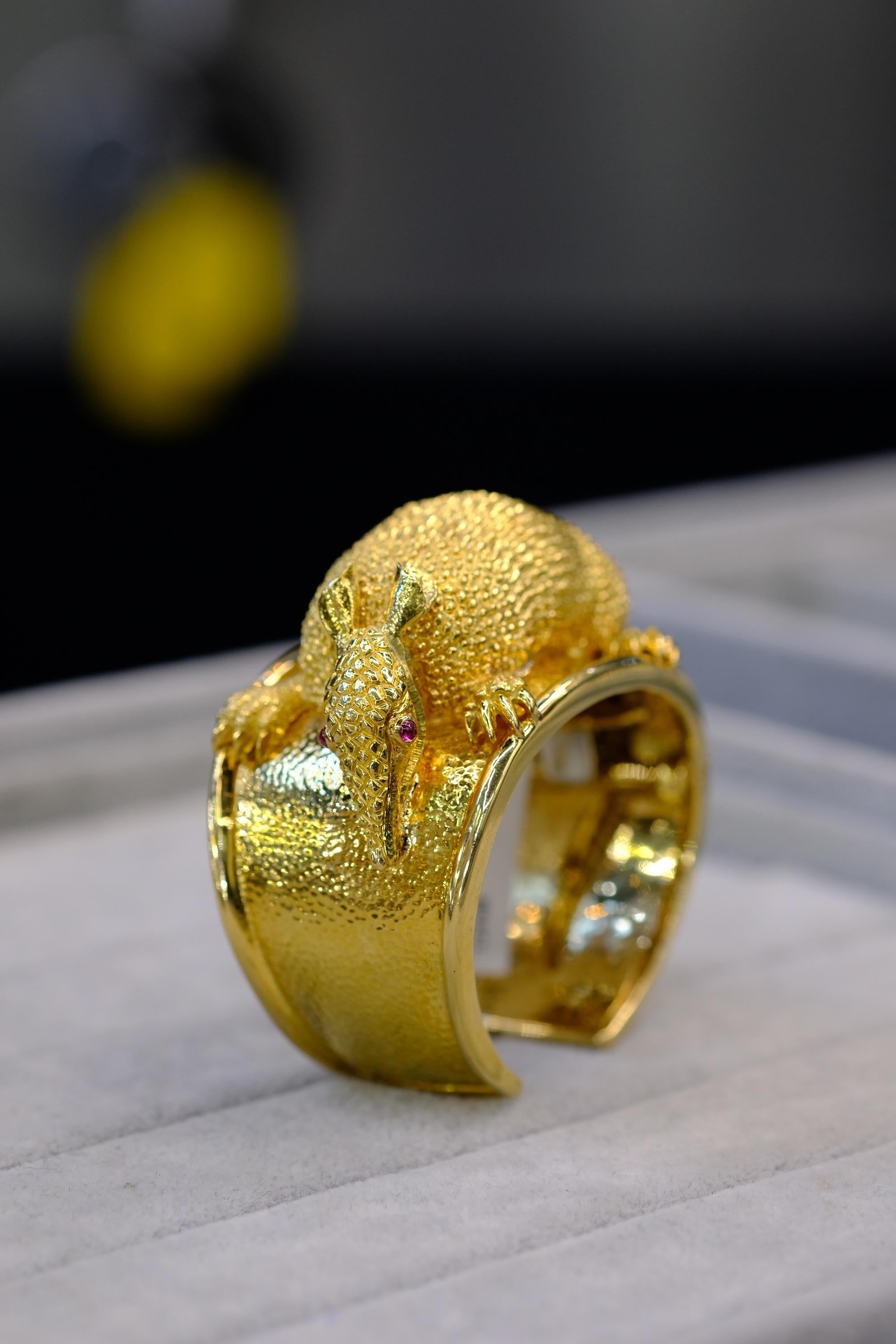 David Webb Brazalete de oro amarillo de 18 quilates con animal armadillo de rubí rojo en Excelente estado para la venta en New York, NY