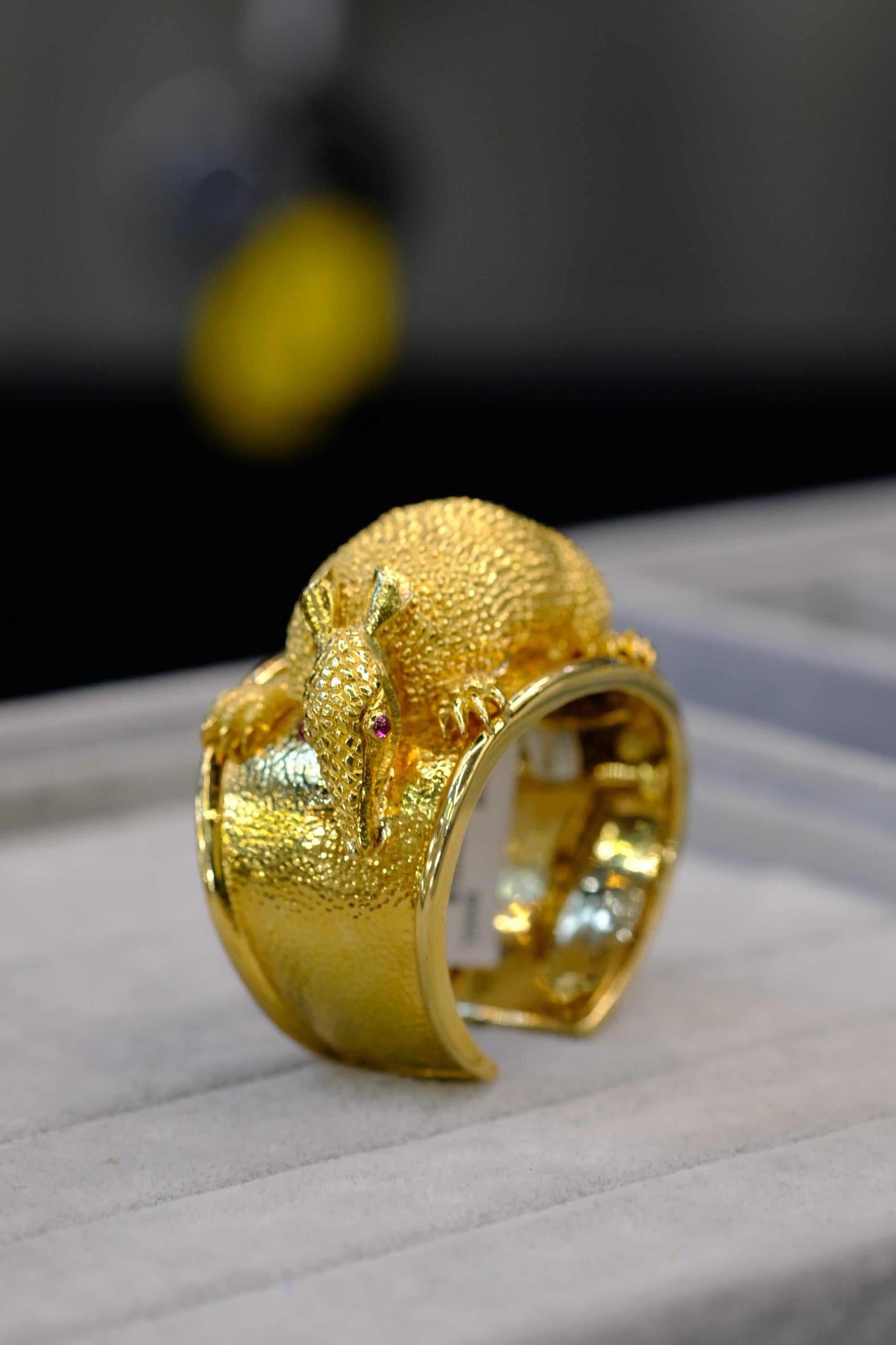 Femenino o masculino David Webb Brazalete de oro amarillo de 18 quilates con animal armadillo de rubí rojo en venta