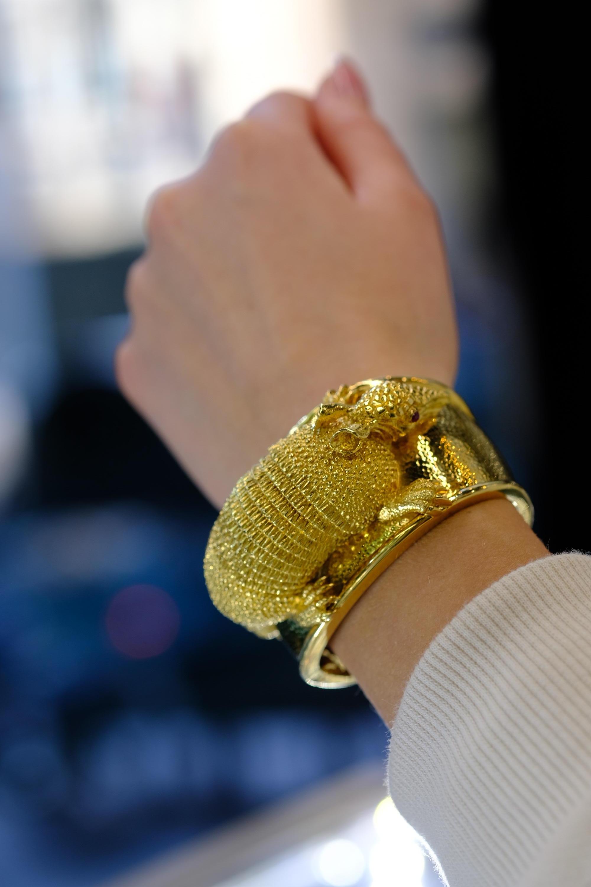 David Webb Brazalete de oro amarillo de 18 quilates con animal armadillo de rubí rojo en venta 1