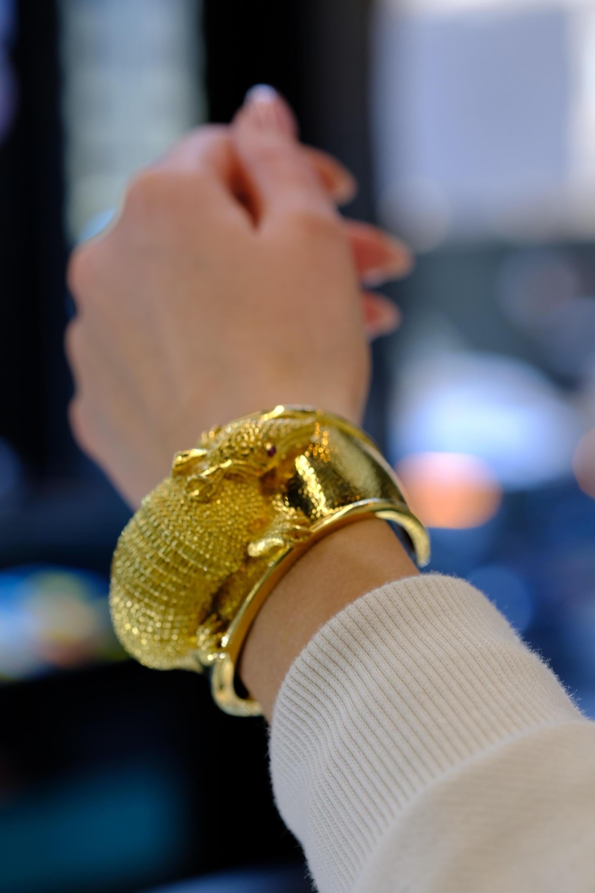 David Webb Brazalete de oro amarillo de 18 quilates con animal armadillo de rubí rojo en venta 2