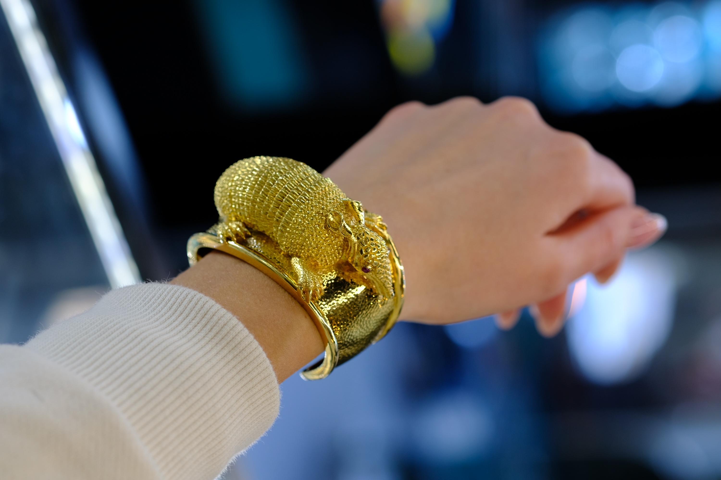 David Webb Brazalete de oro amarillo de 18 quilates con animal armadillo de rubí rojo en venta 3