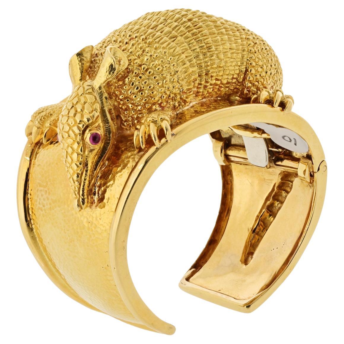 David Webb Brazalete de oro amarillo de 18 quilates con animal armadillo de rubí rojo
