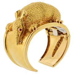 David Webb Bracciale con animali armadillo in oro giallo 18 carati e rubino rosso