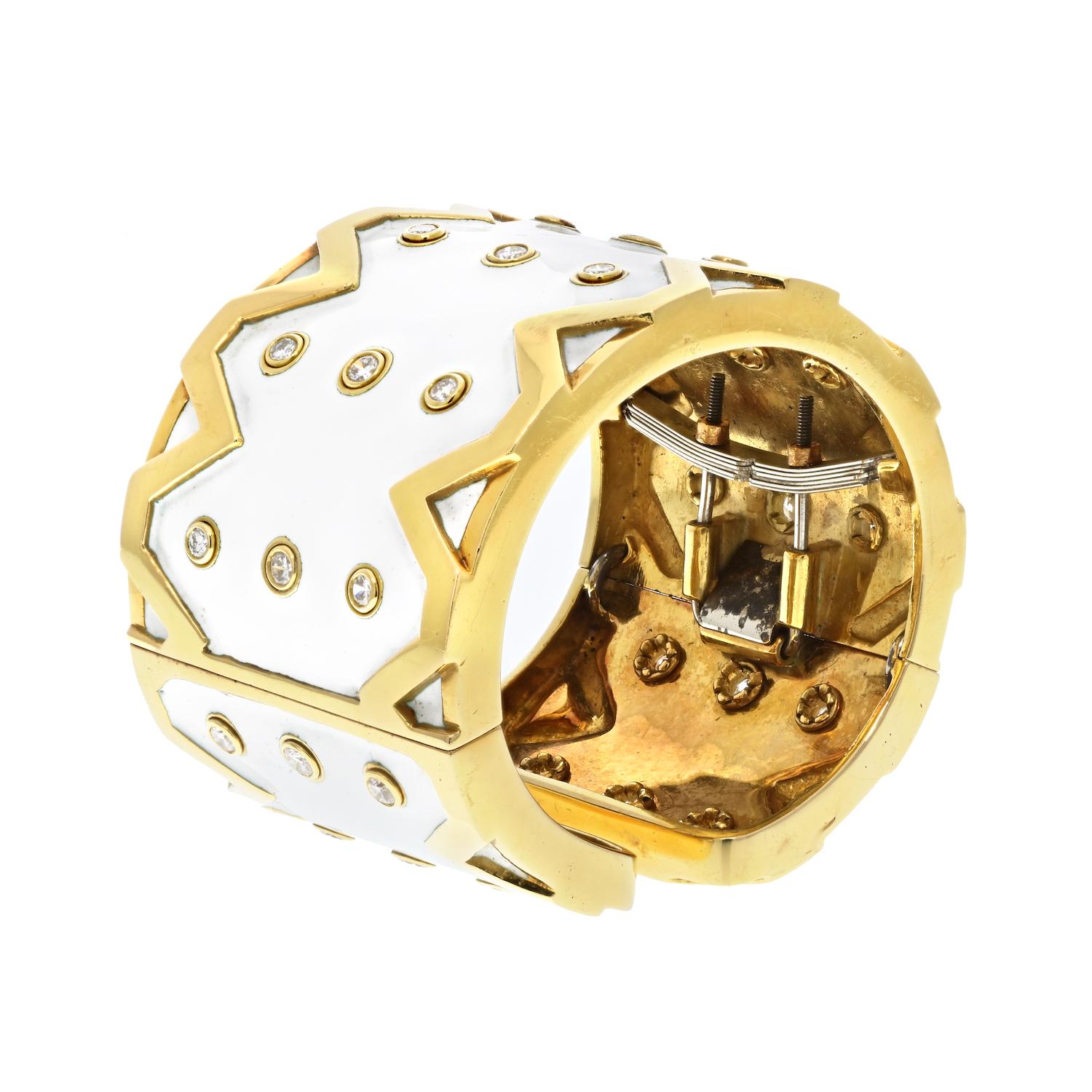 Taille ronde David Webb Bracelet RickRack en or jaune 18 carats, émail blanc et diamants en vente