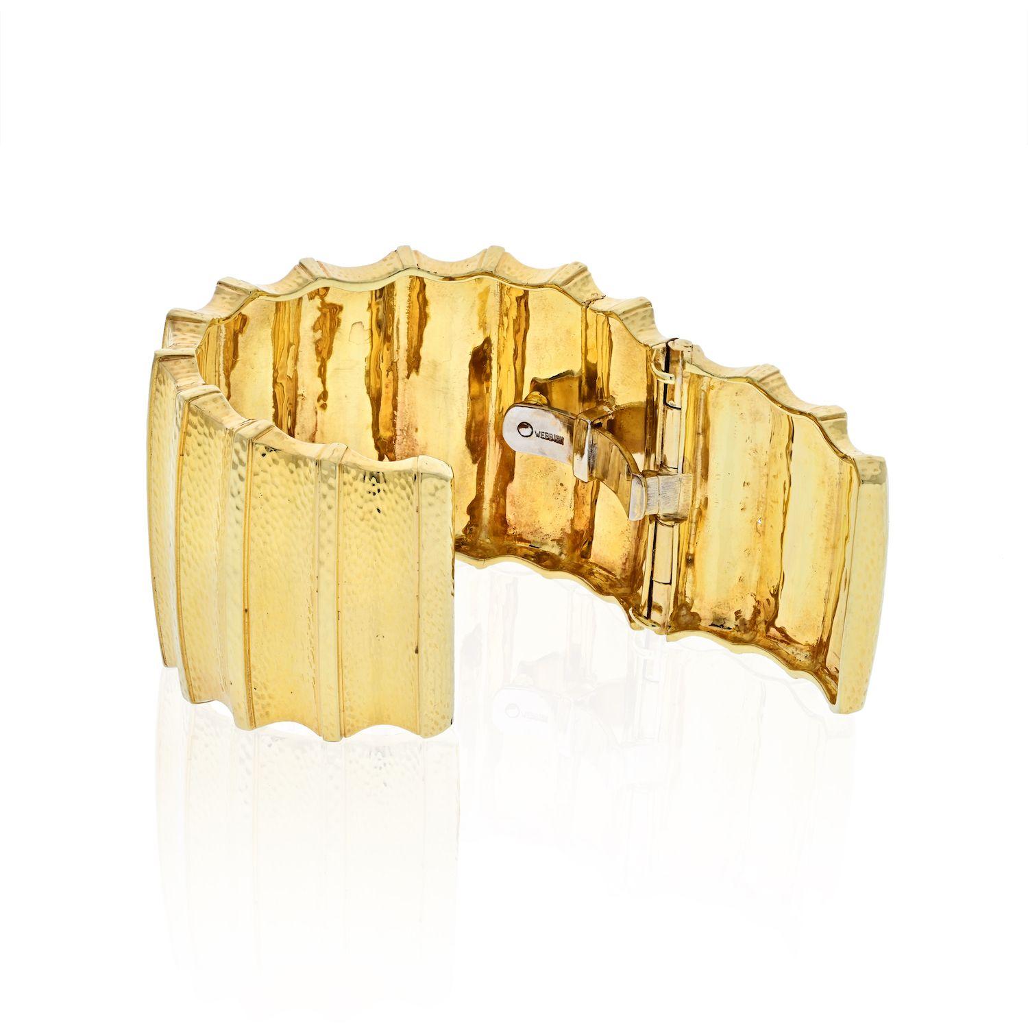 David Webb 18K Yellow Gold Ridge Wide Hammered Cuff Bracelet In Excellent Condition In New York, NY