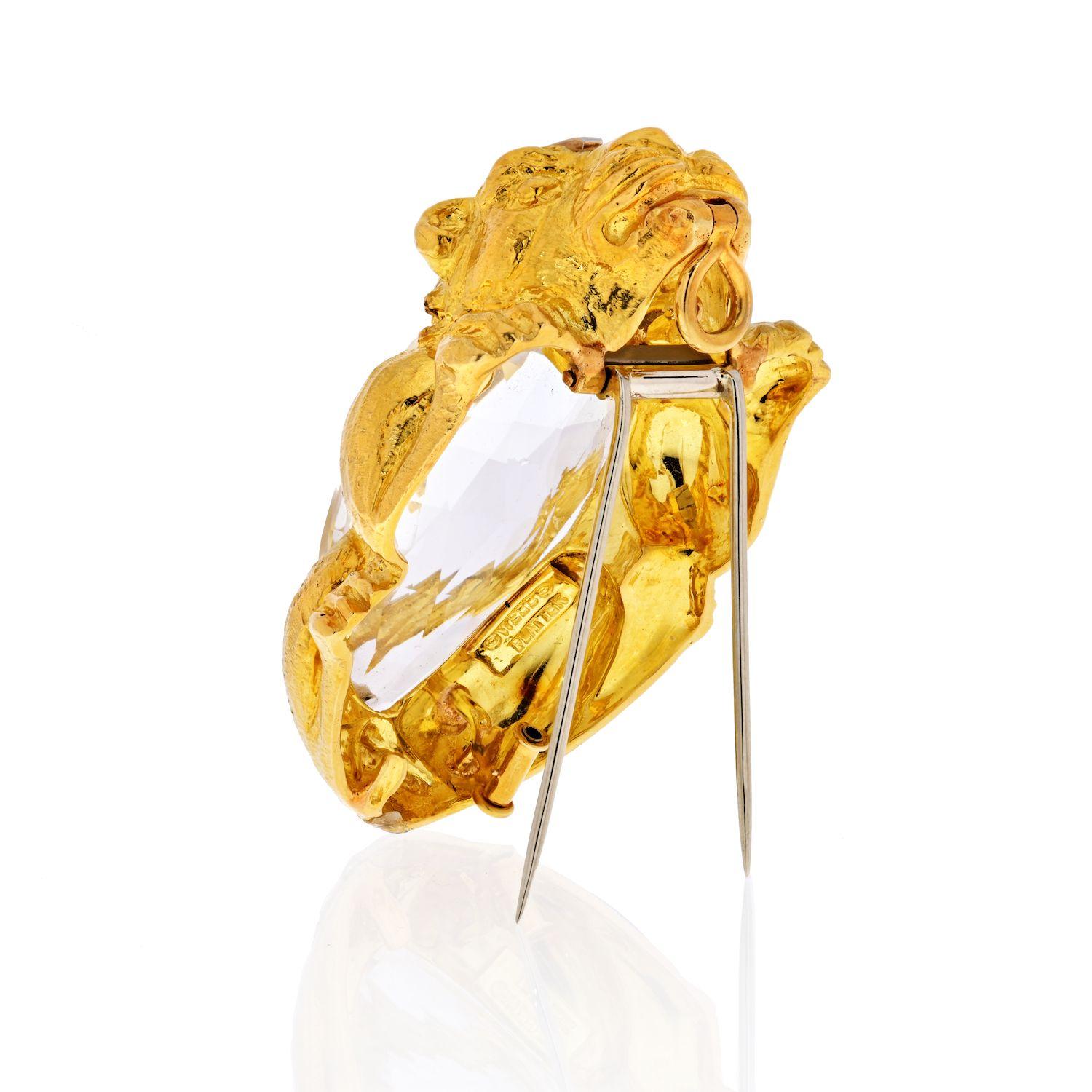 Moderne David Webb Pendentif broche lion en or jaune 18 carats et cristal de roche en vente
