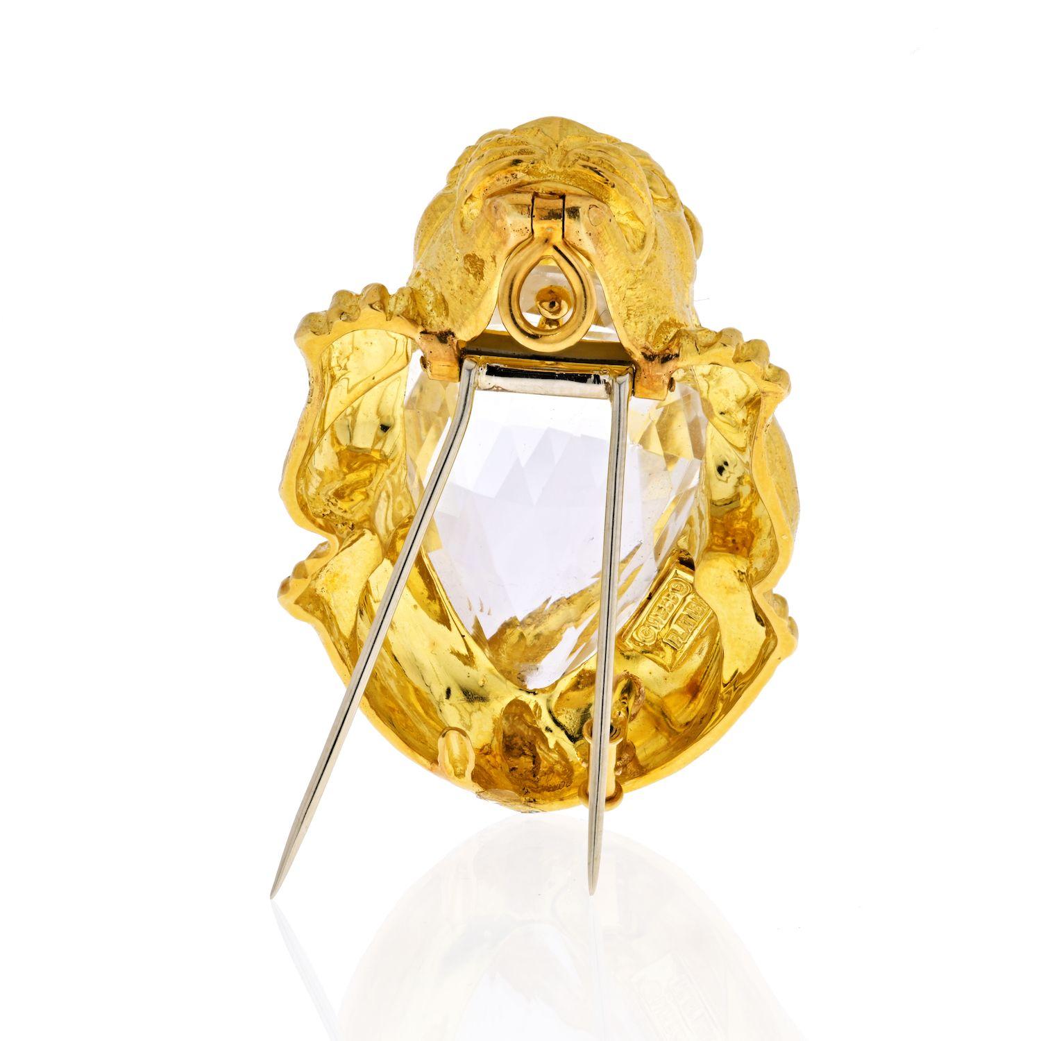 Taille ovale David Webb Pendentif broche lion en or jaune 18 carats et cristal de roche en vente