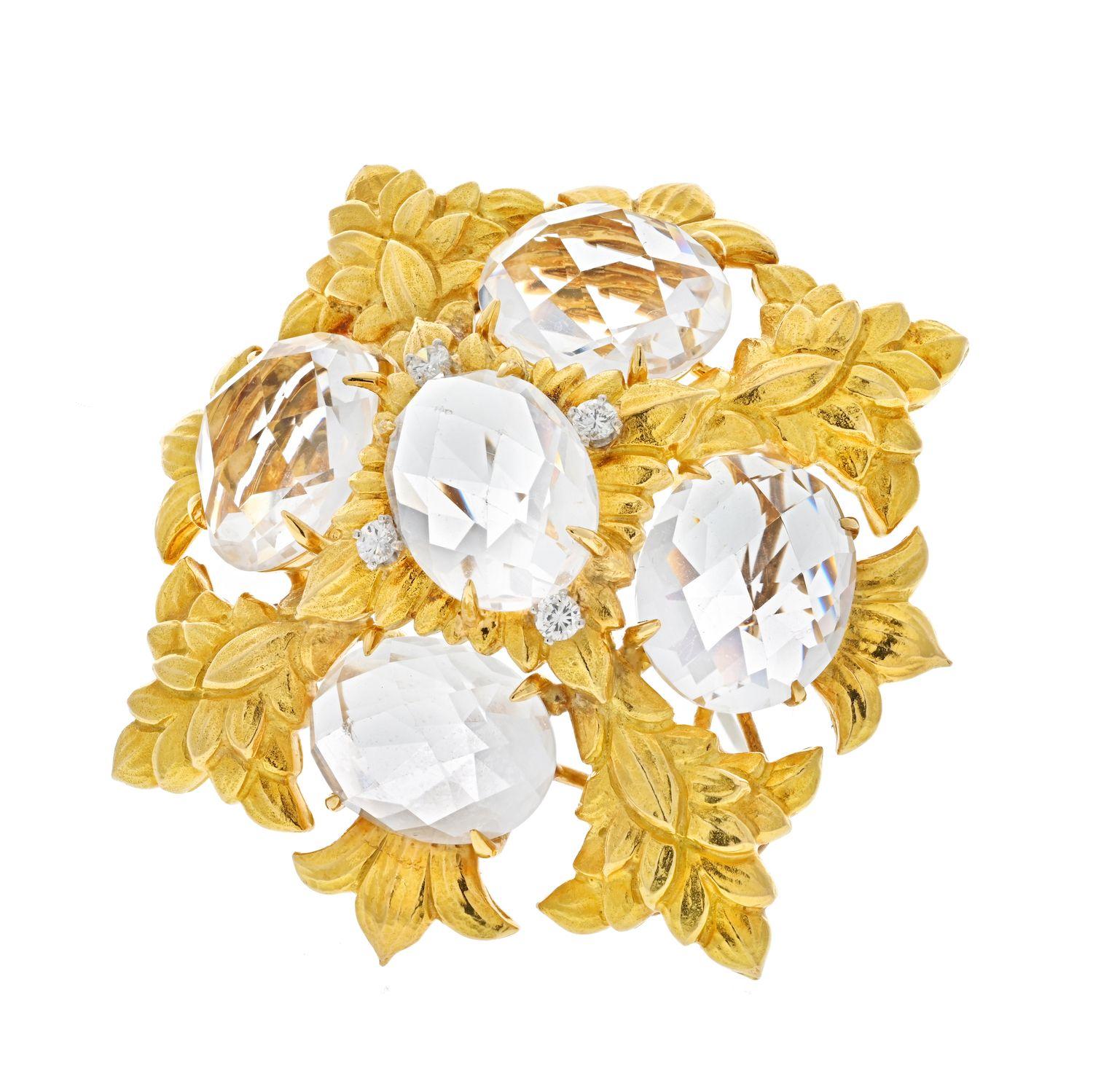 David Webb Broche pendentif en forme de croix en or jaune 18 carats et cristal de roche de style maltais Excellent état - En vente à New York, NY